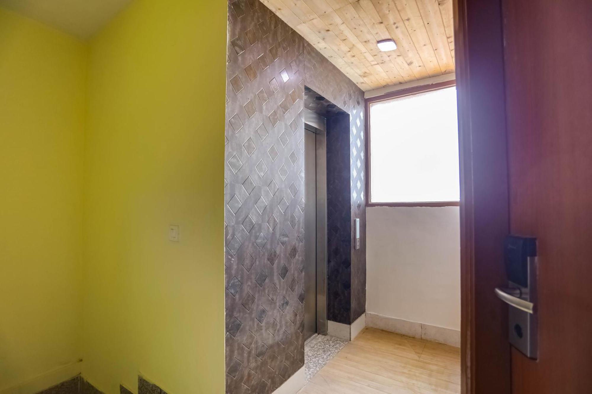 Collection O Comfort Residency Near Medanta Hospital Near Omaxe Celebration Mall 3*