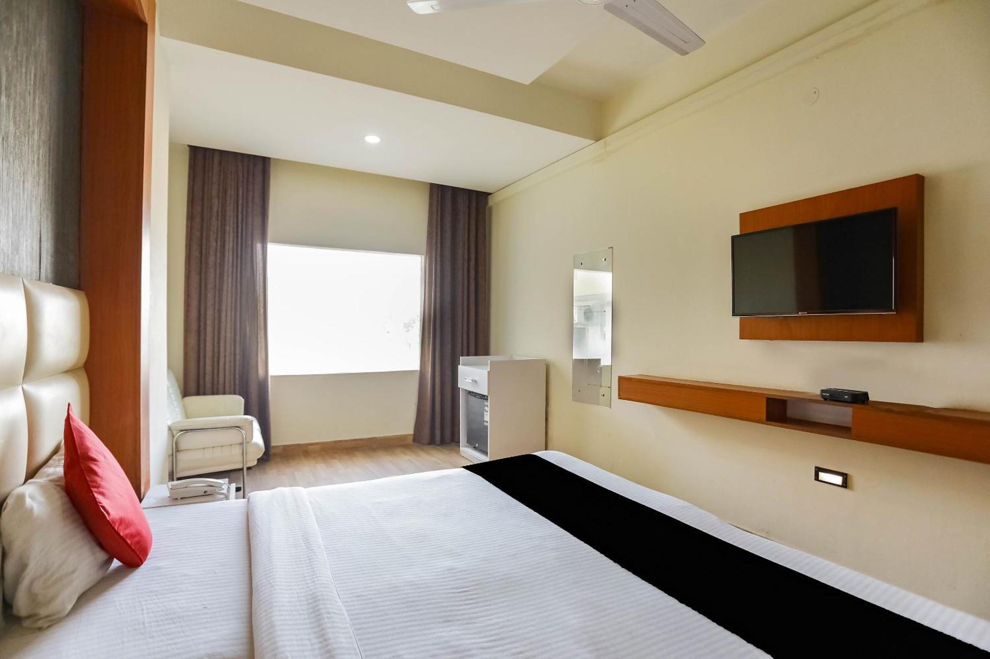 Collection O Comfort Residency Near Medanta Hospital Near Omaxe Celebration Mall 3*