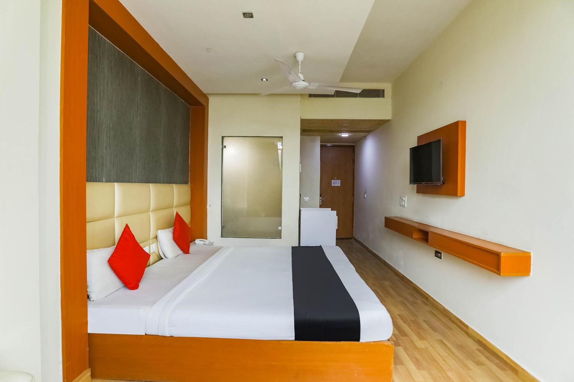 Collection O Comfort Residency Near Medanta Hospital Near Omaxe Celebration Mall Gurgaon