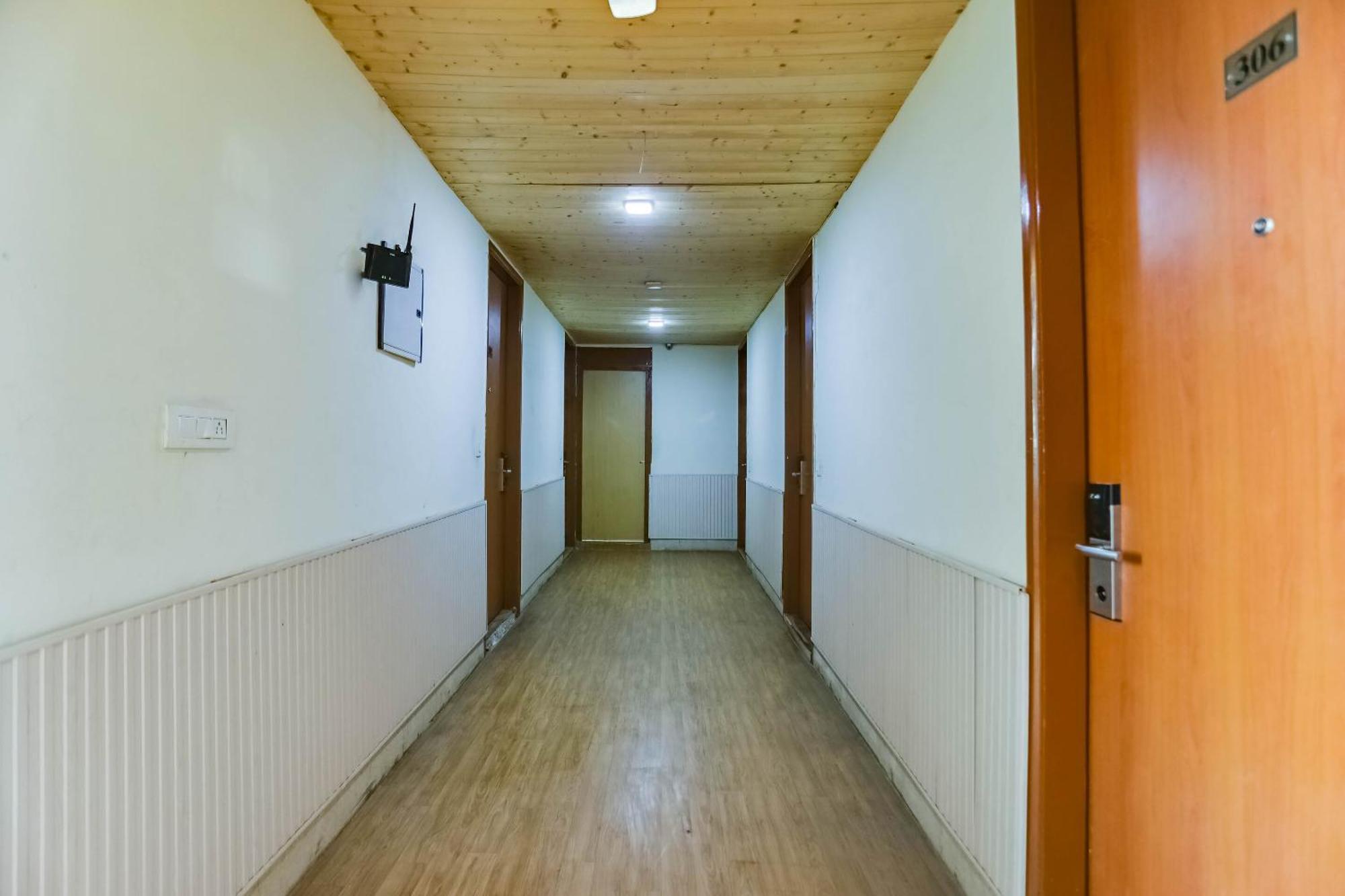 Collection O Comfort Residency Near Medanta Hospital Near Omaxe Celebration Mall