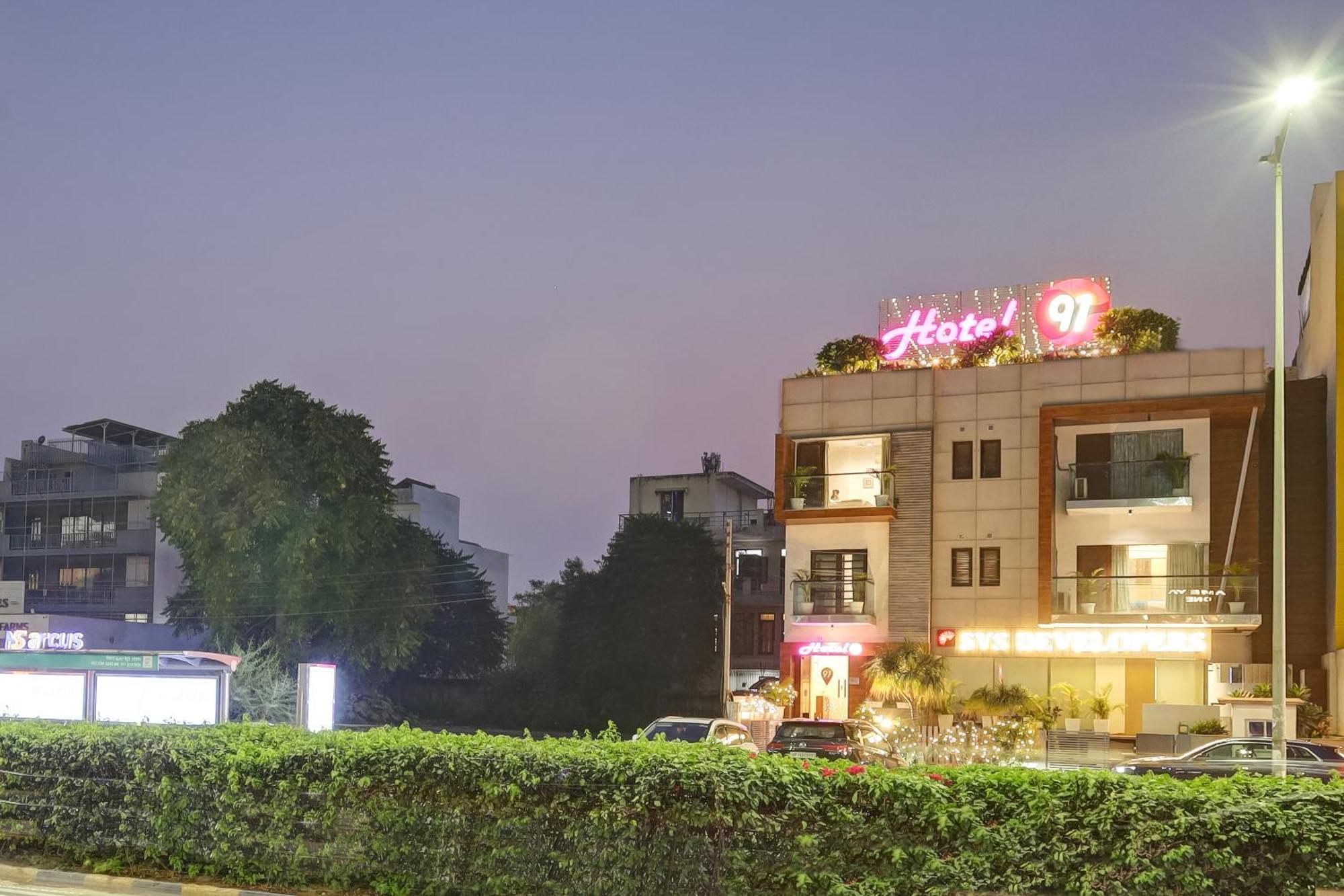 91 Golf Course Road Hotel 3*