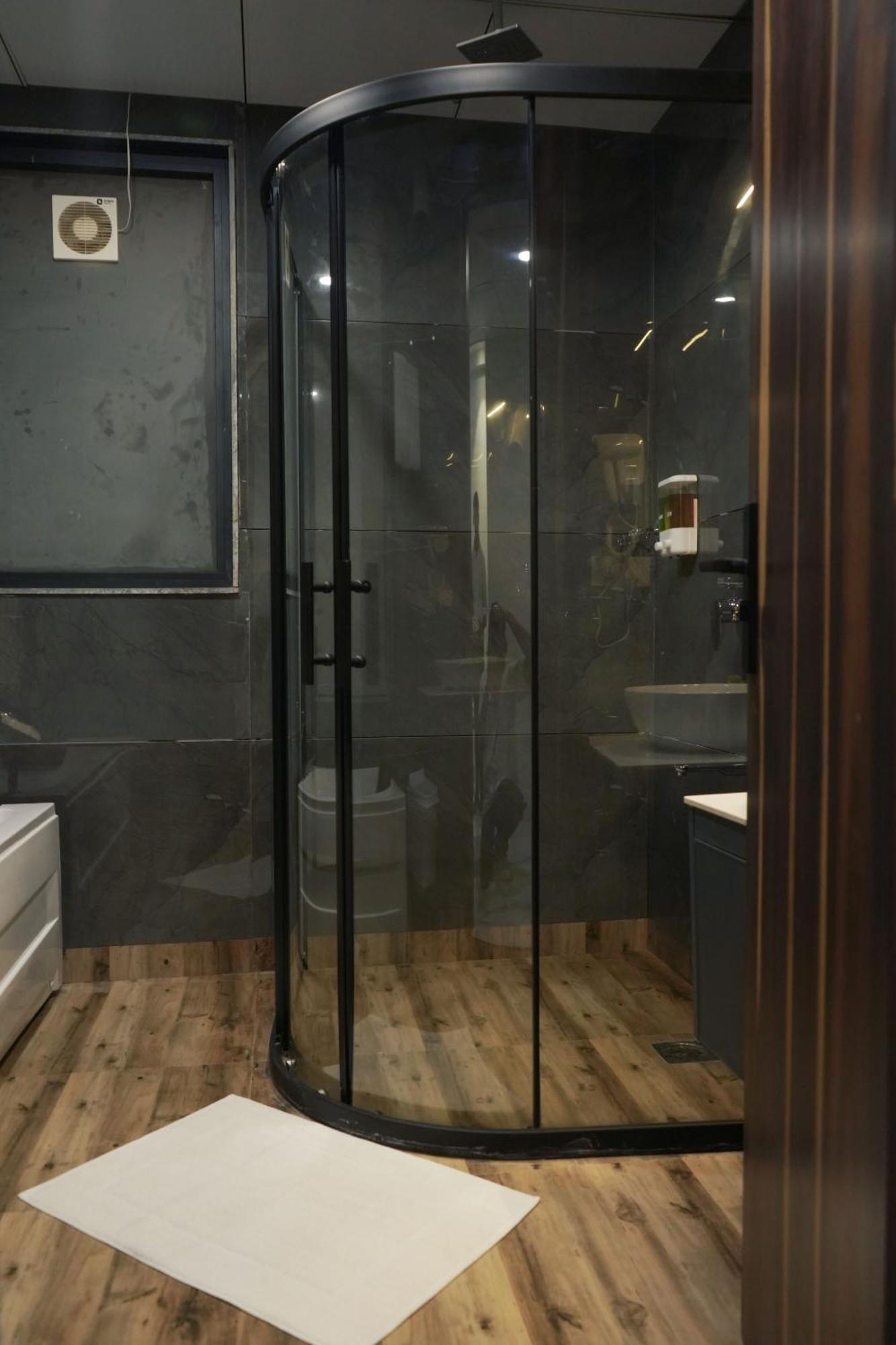 Hoften Sukh Vasa, Sector 51 Hotel