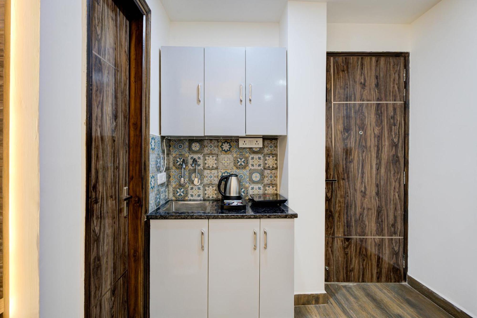 Hotel The Empire Studioz Golf Course Road With Kitchen & Balcony One Horizon Center Paras Hospital Cyber Gurgaon