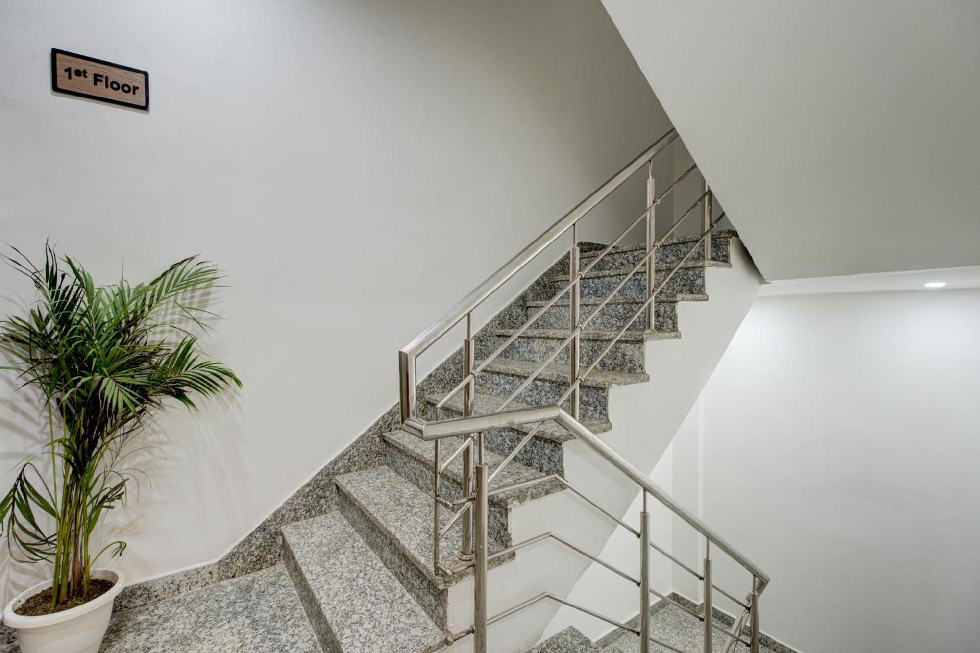 The Empire Studioz Golf Course Road With Kitchen & Balcony One Horizon Center Paras Hospital Cyber 3*