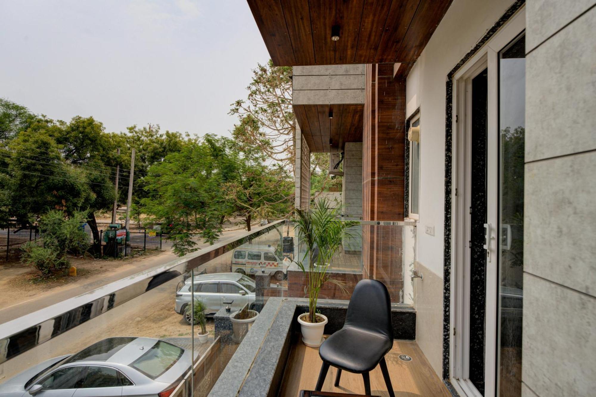 The Empire Studioz Golf Course Road With Kitchen & Balcony One Horizon Center Paras Hospital Cyber Hotel 3*