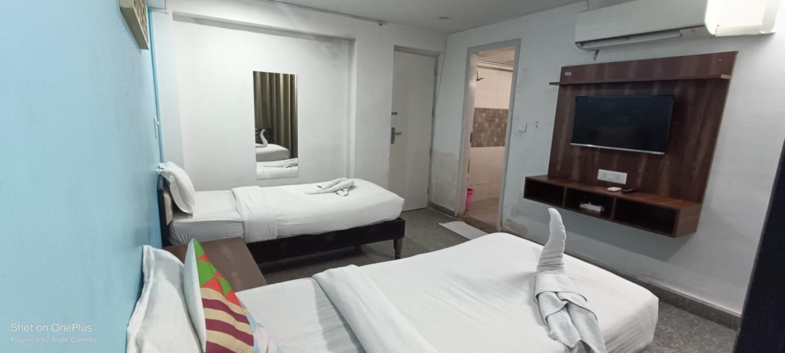 Hostel Nuab House - Near Fortis, Max, Medanta, Paras Hospitals And Huda Metro *