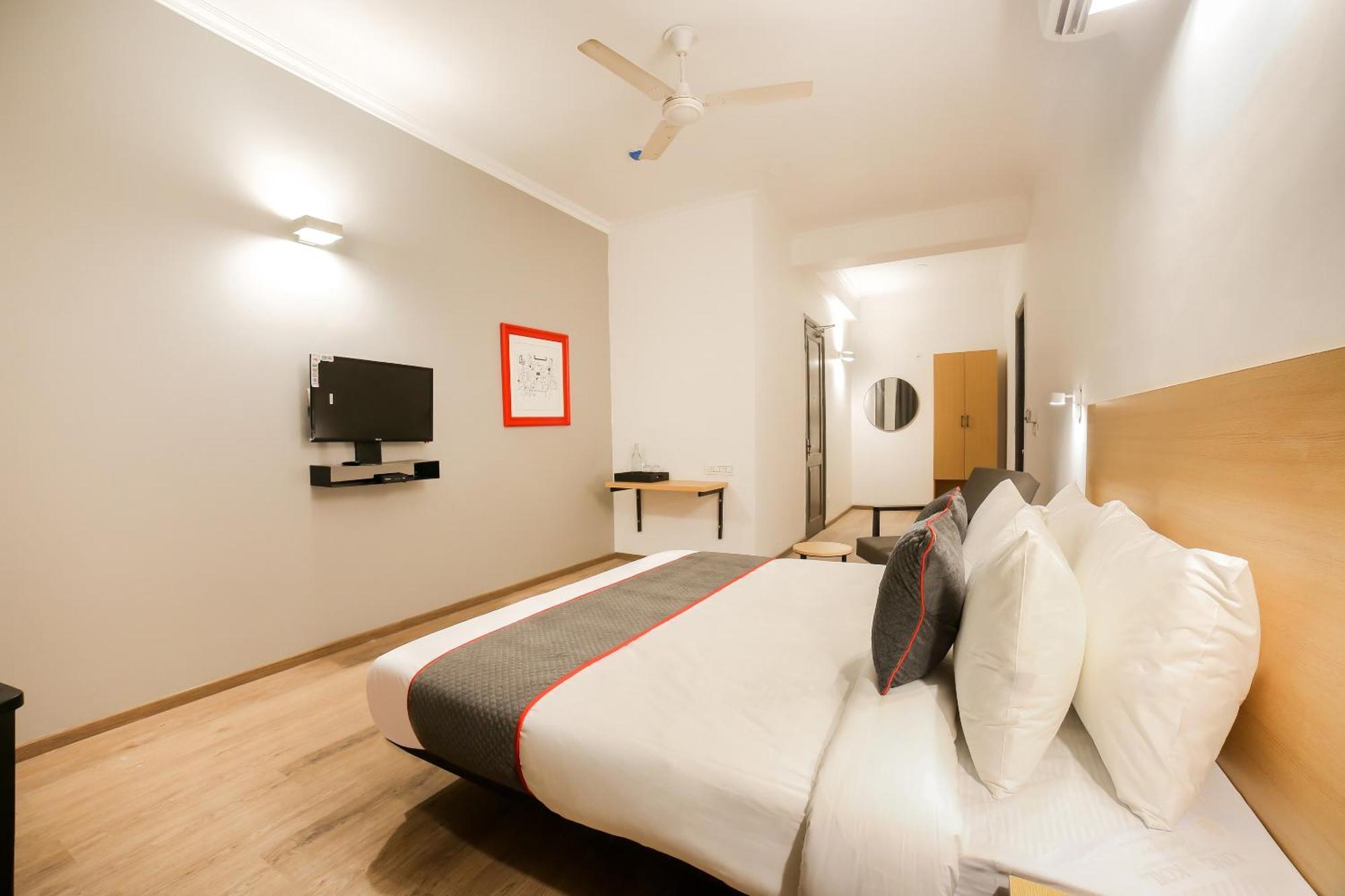 Hotel Townhouse 330 Dlf Phase-2 Near Leisure Valley Park 4*