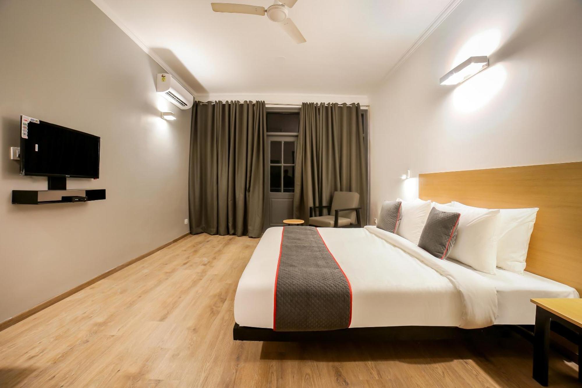Hotel Townhouse 330 Dlf Phase-2 Near Leisure Valley Park