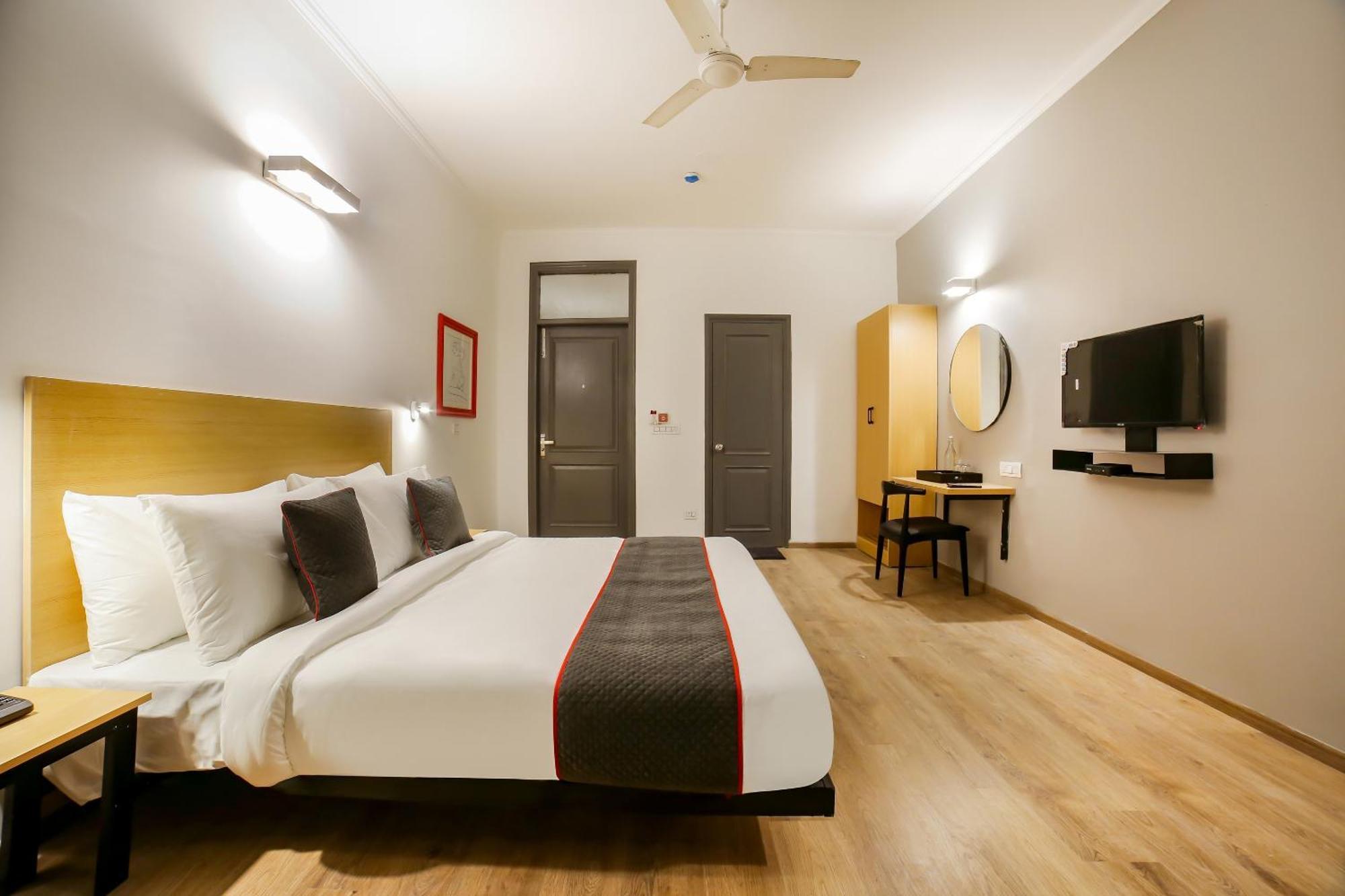 Townhouse 330 Dlf Phase-2 Near Leisure Valley Park 4*