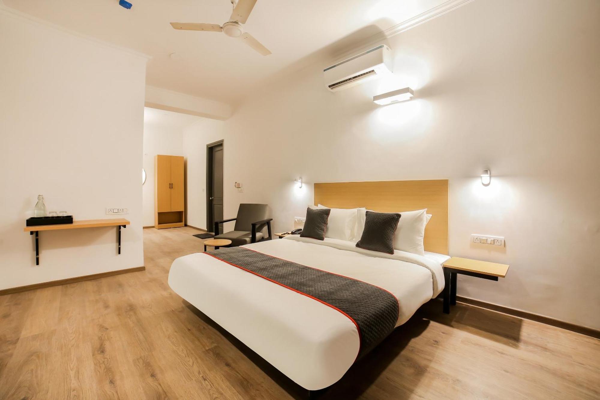 Townhouse 330 Dlf Phase-2 Near Leisure Valley Park Hotel