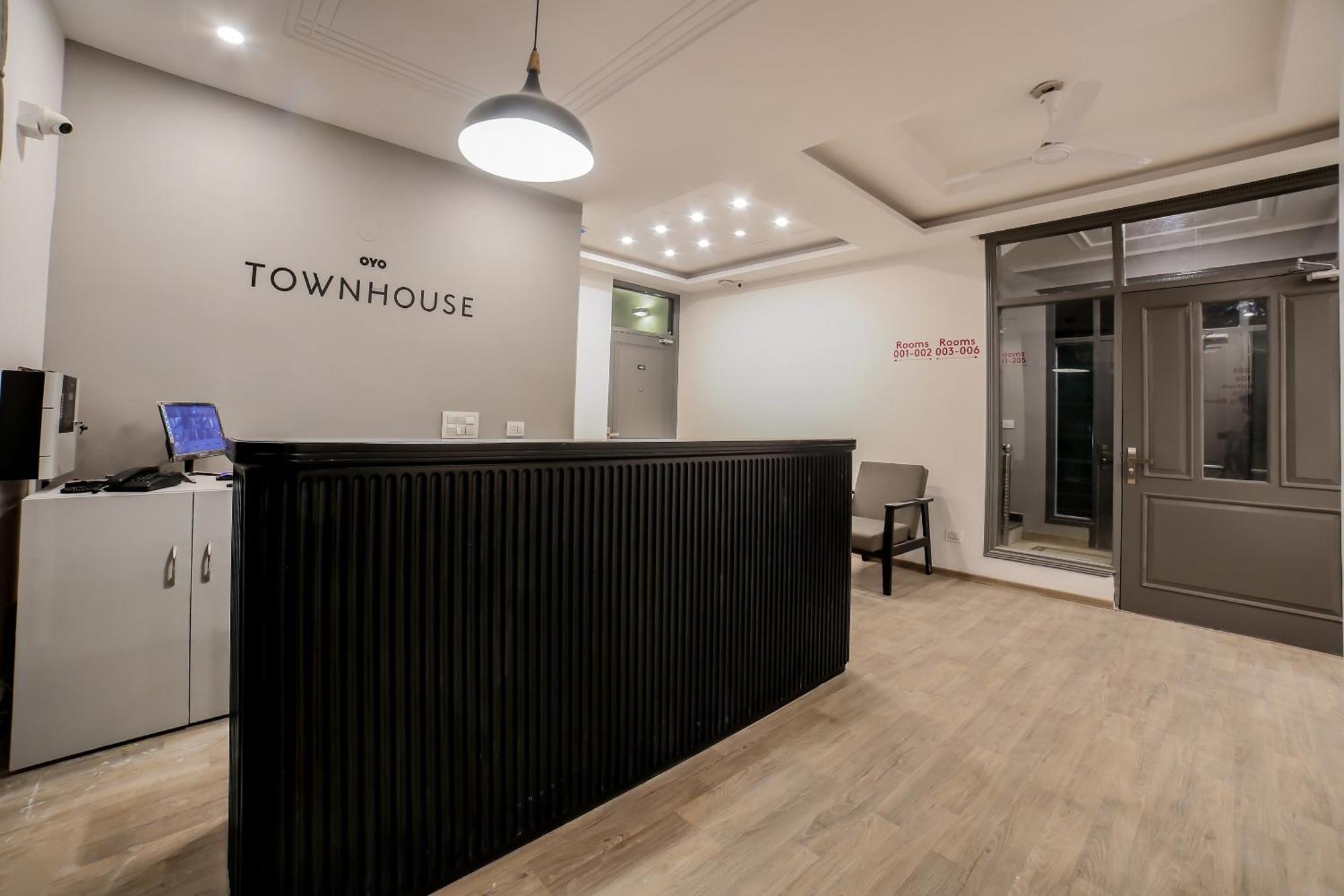 Hotel Townhouse 330 Dlf Phase-2 Near Leisure Valley Park 4*