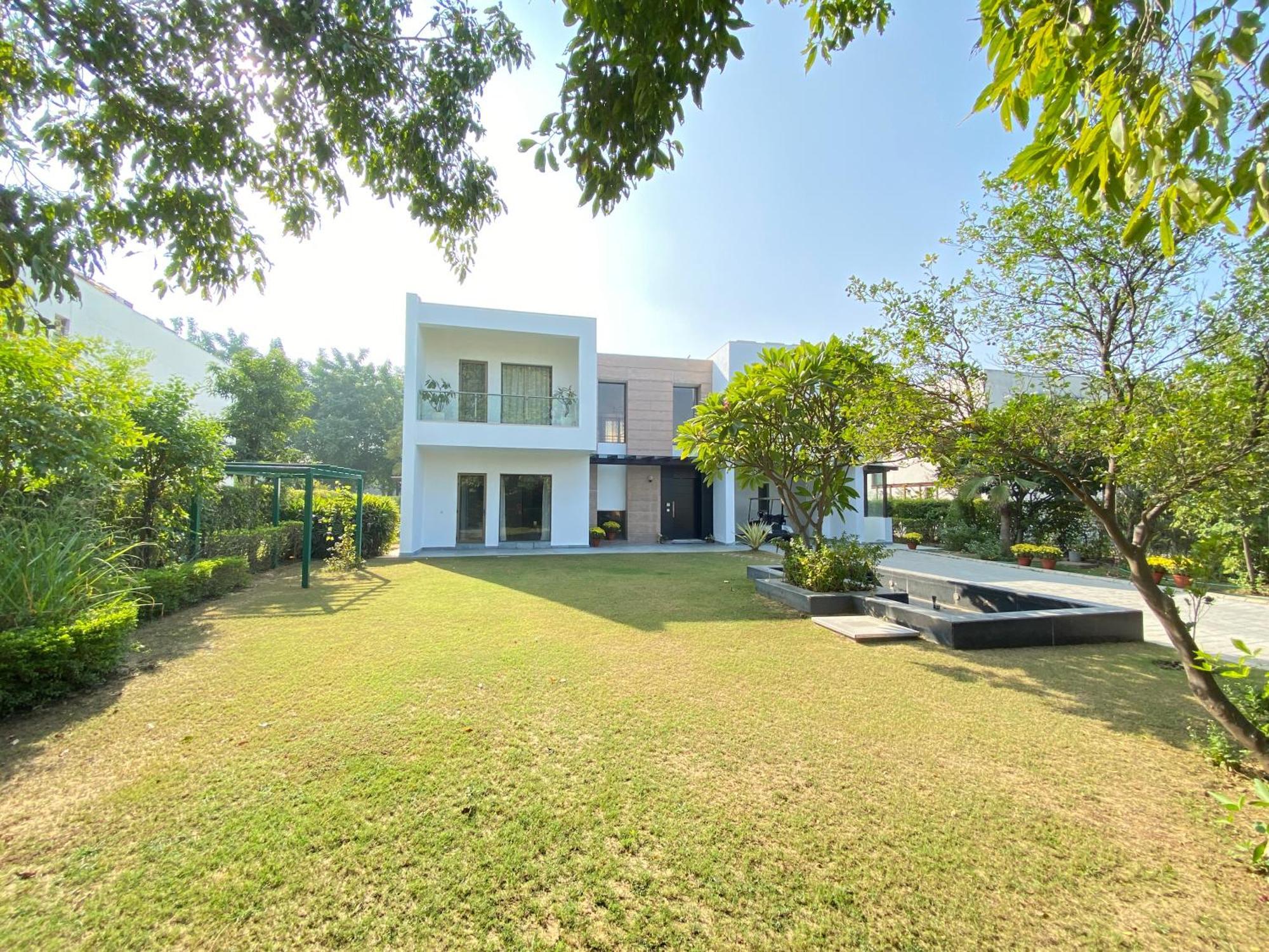 Karma Lakelands, Gurugram 4*