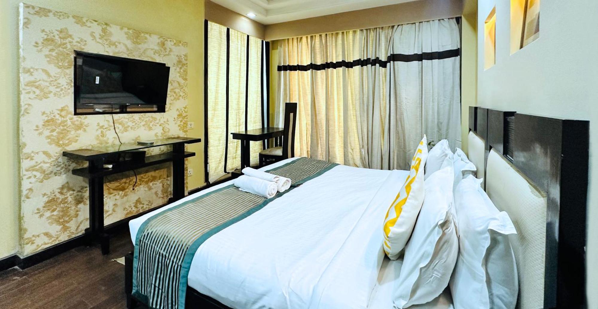Hotel Posh - Golf Course Road 4*