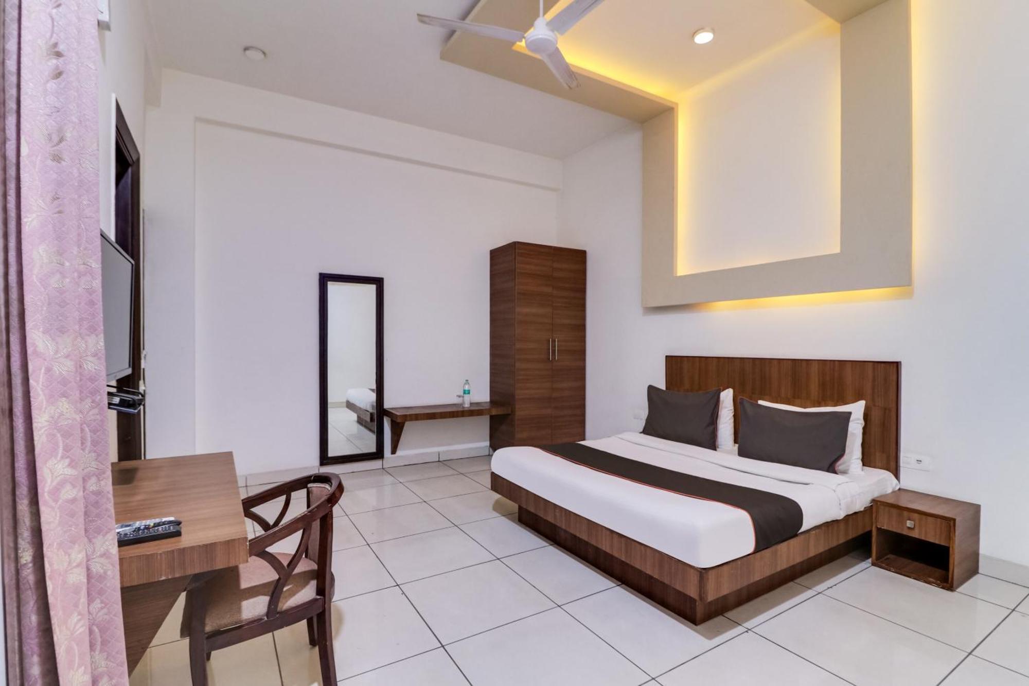 Collection O Plaza Near Inox Dreamz 3* Gurgaon
