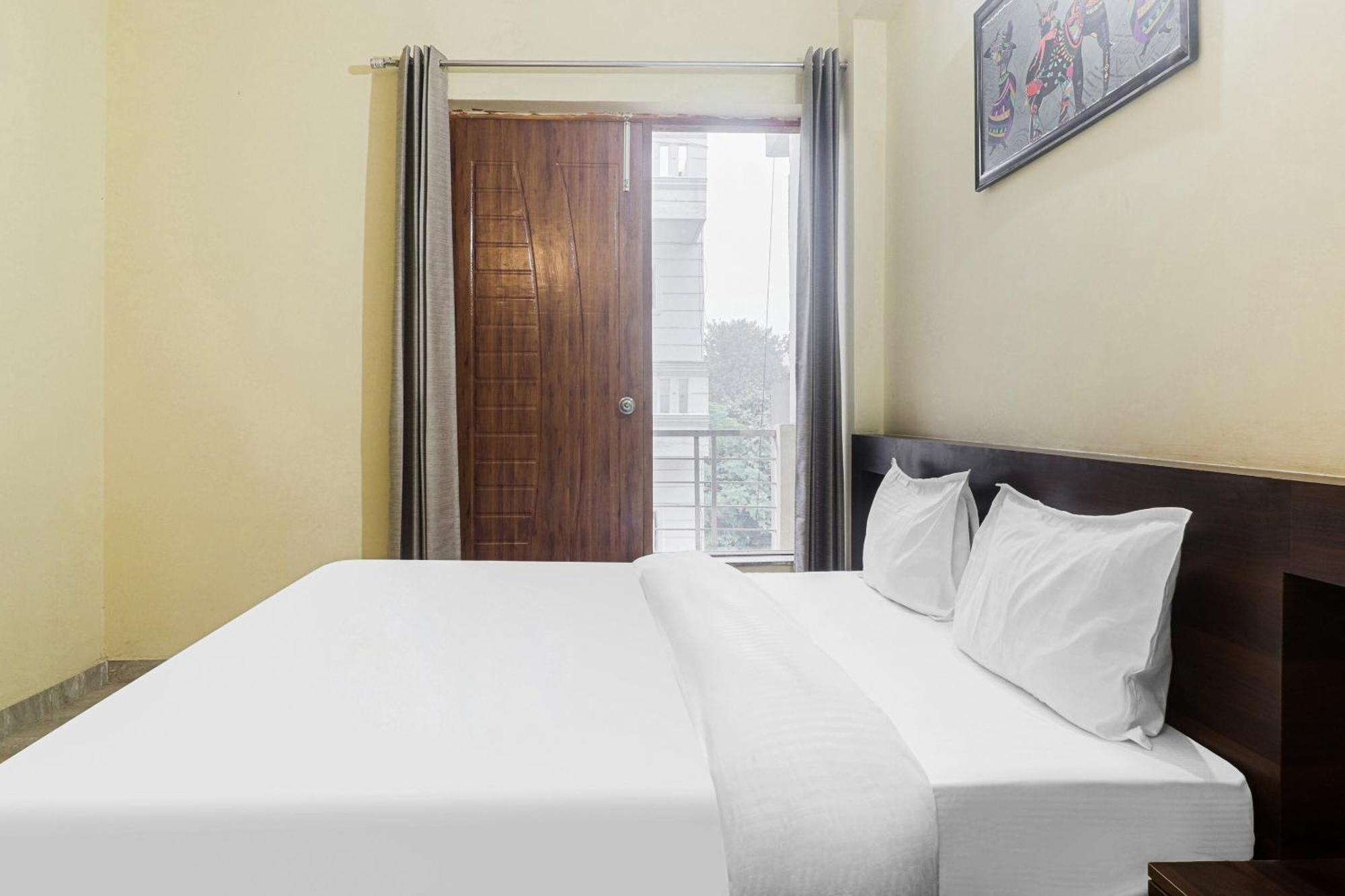 Collection O Majestic Hotel Gurgaon