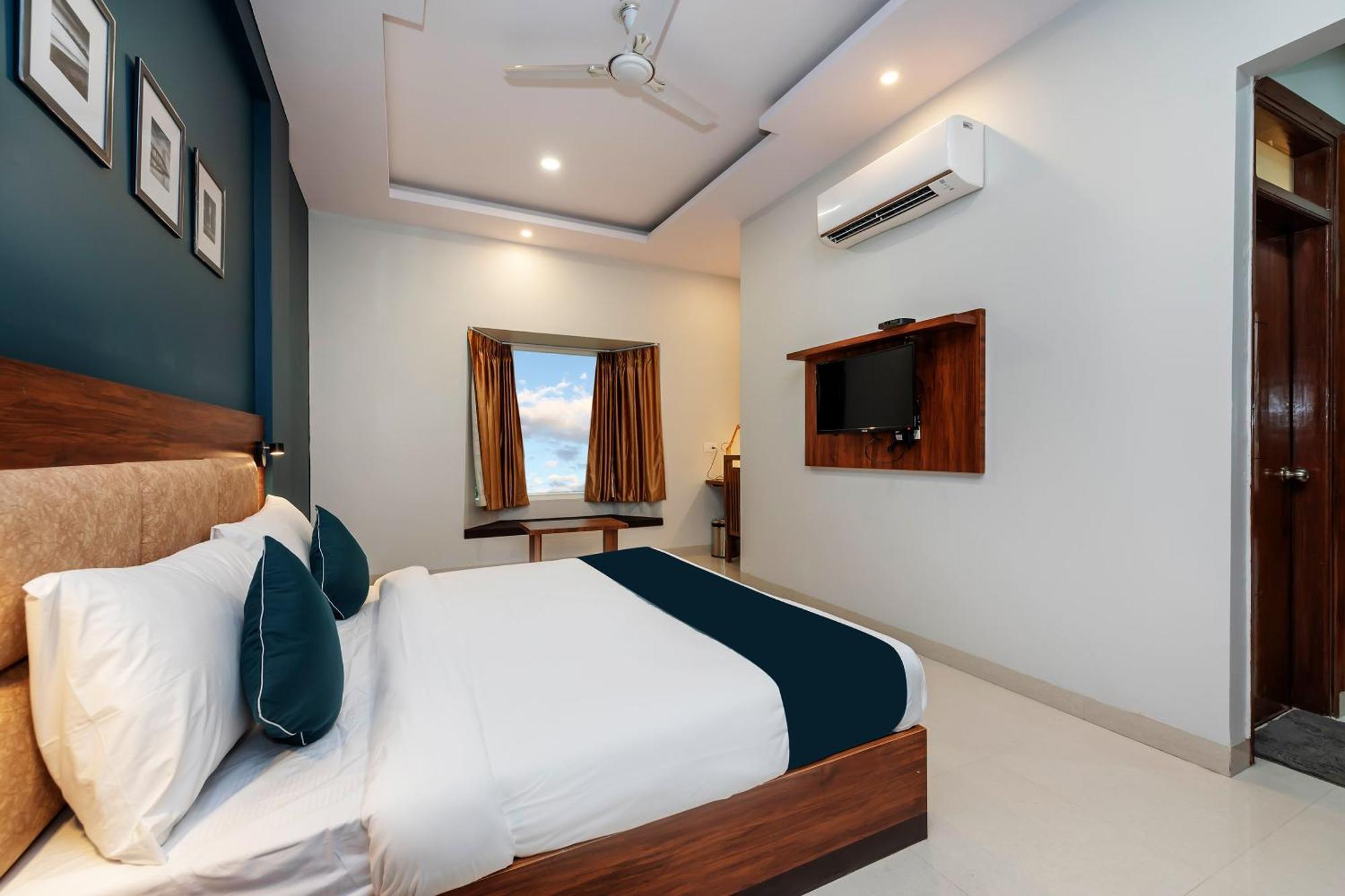 Hotel O Earth Near Bestech Central Square Mall 3*