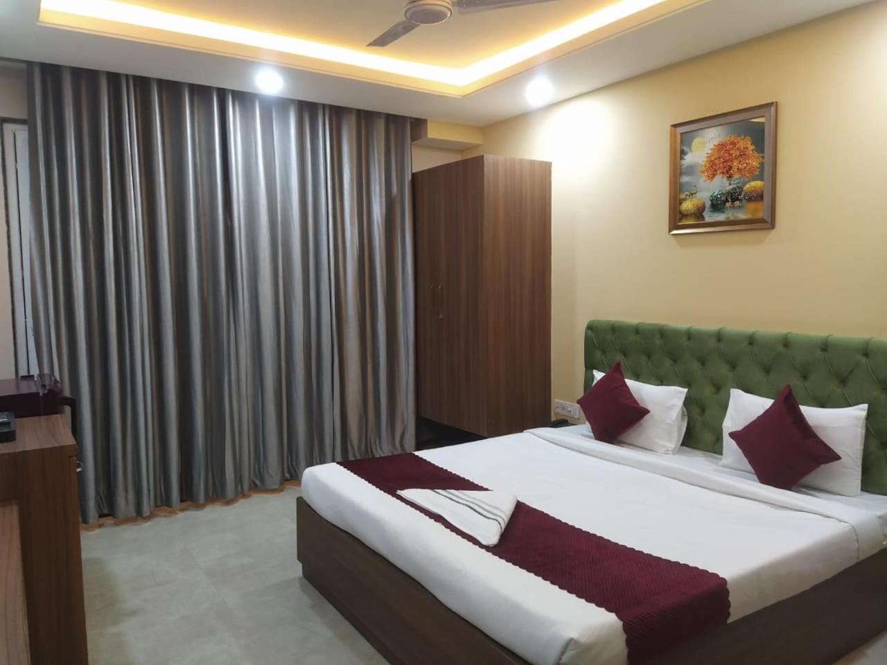 Hotel Limewood - Near Golf Course Road