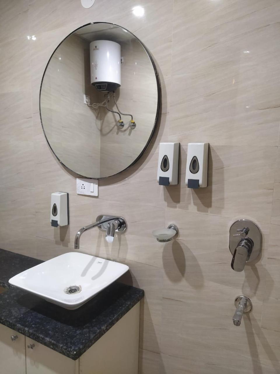 Hotel Limewood - Near Golf Course Road Gurgaon