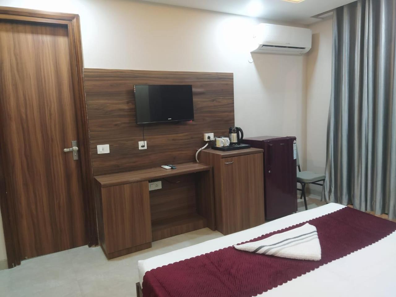 Hotel Limewood - Near Golf Course Road 3*