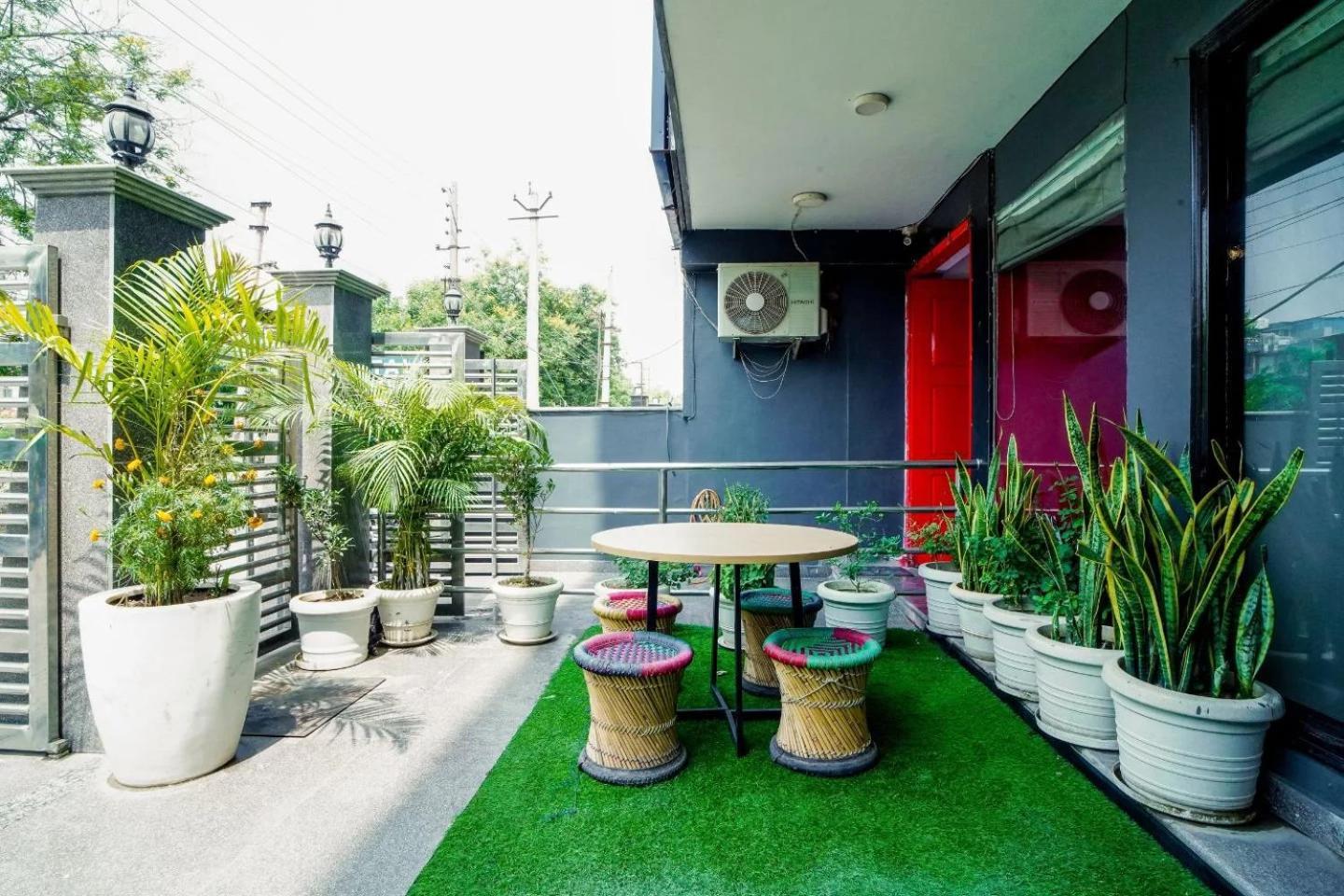 Saltstayz Sector 39- Near Rajiv Chowk & Sohna Road
