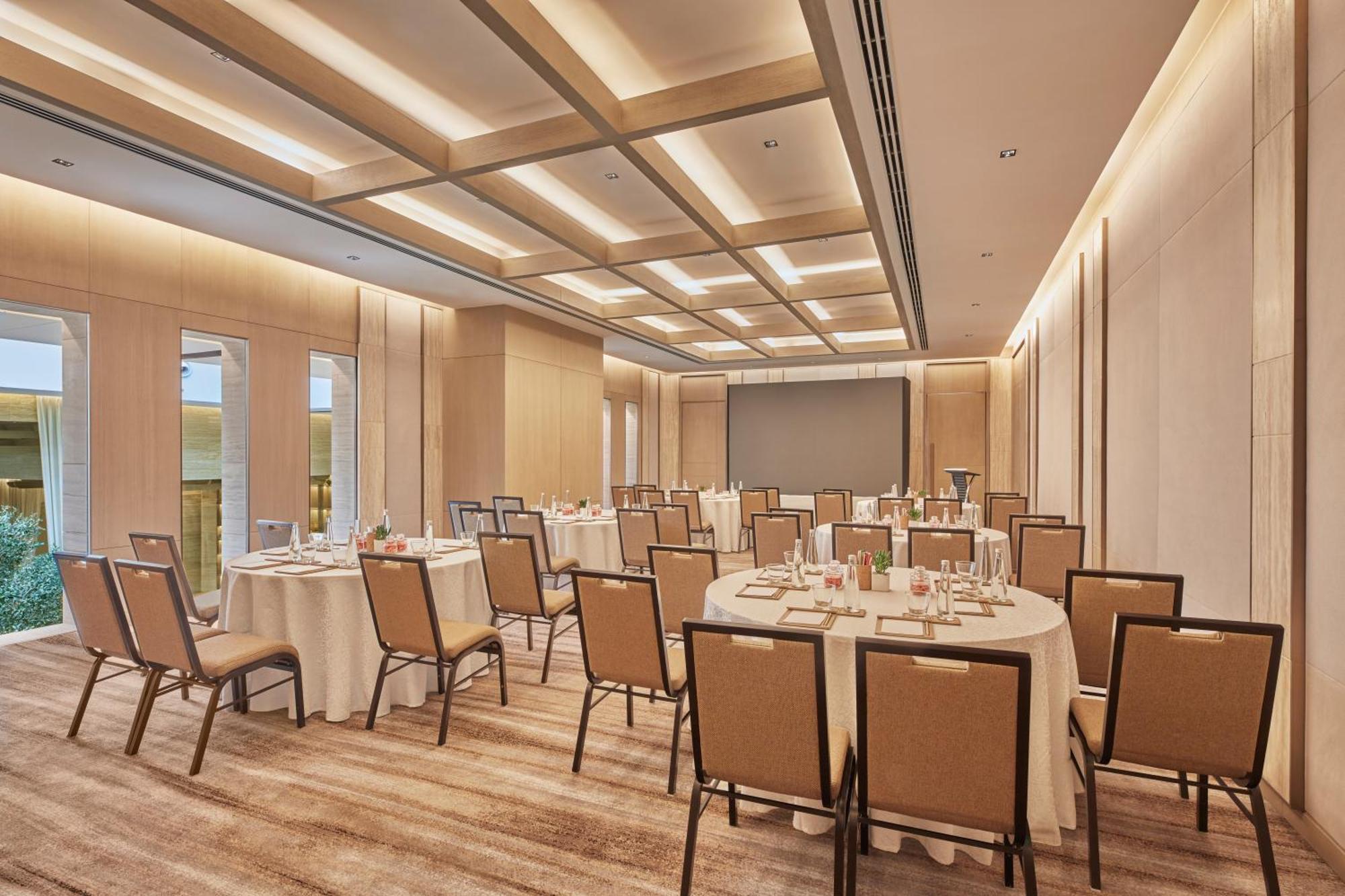 Hotel Hilton Gurugram Baani Centre 5*