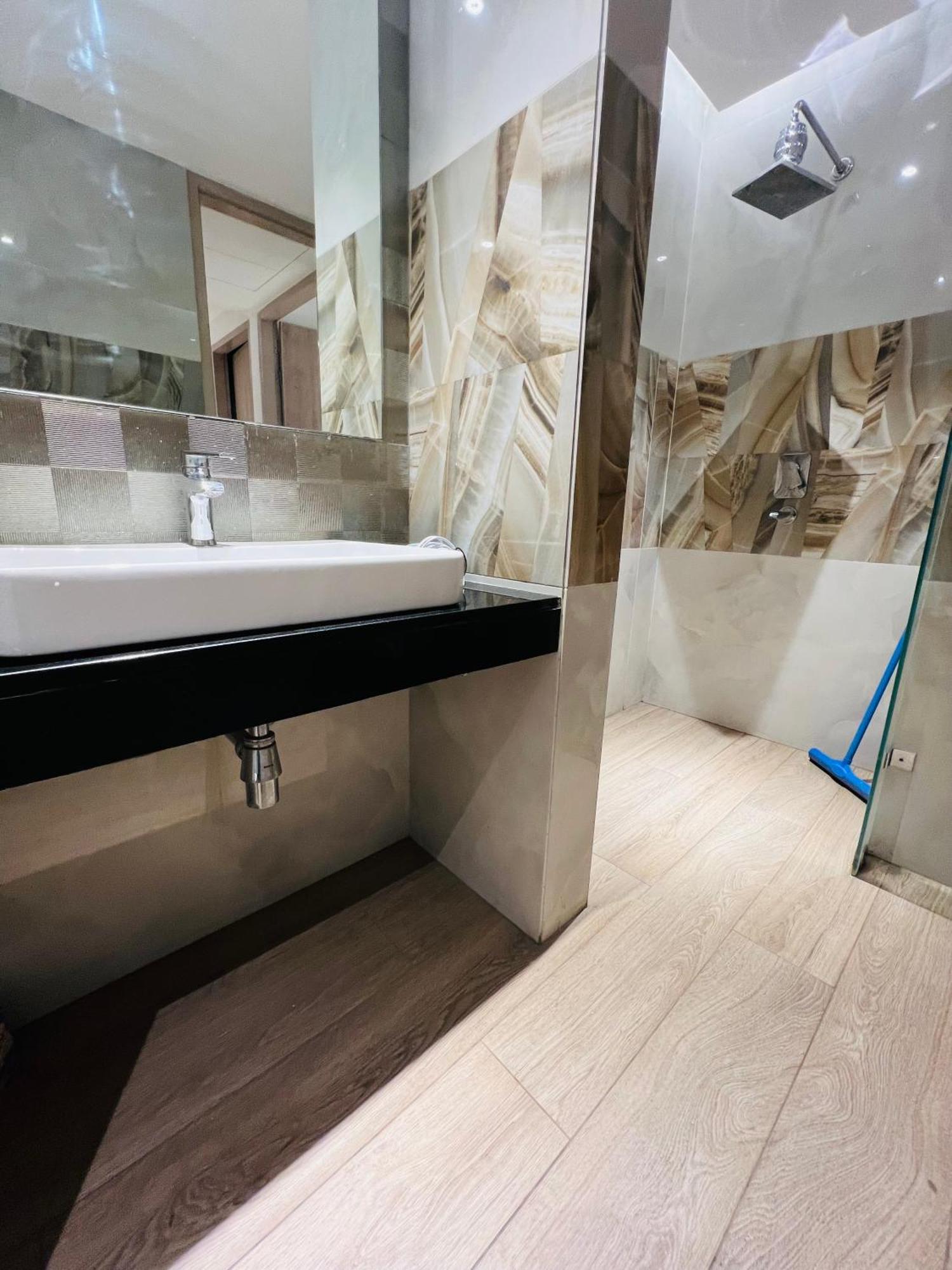 Apartment Luxe 2 Bhk With Stunning Views