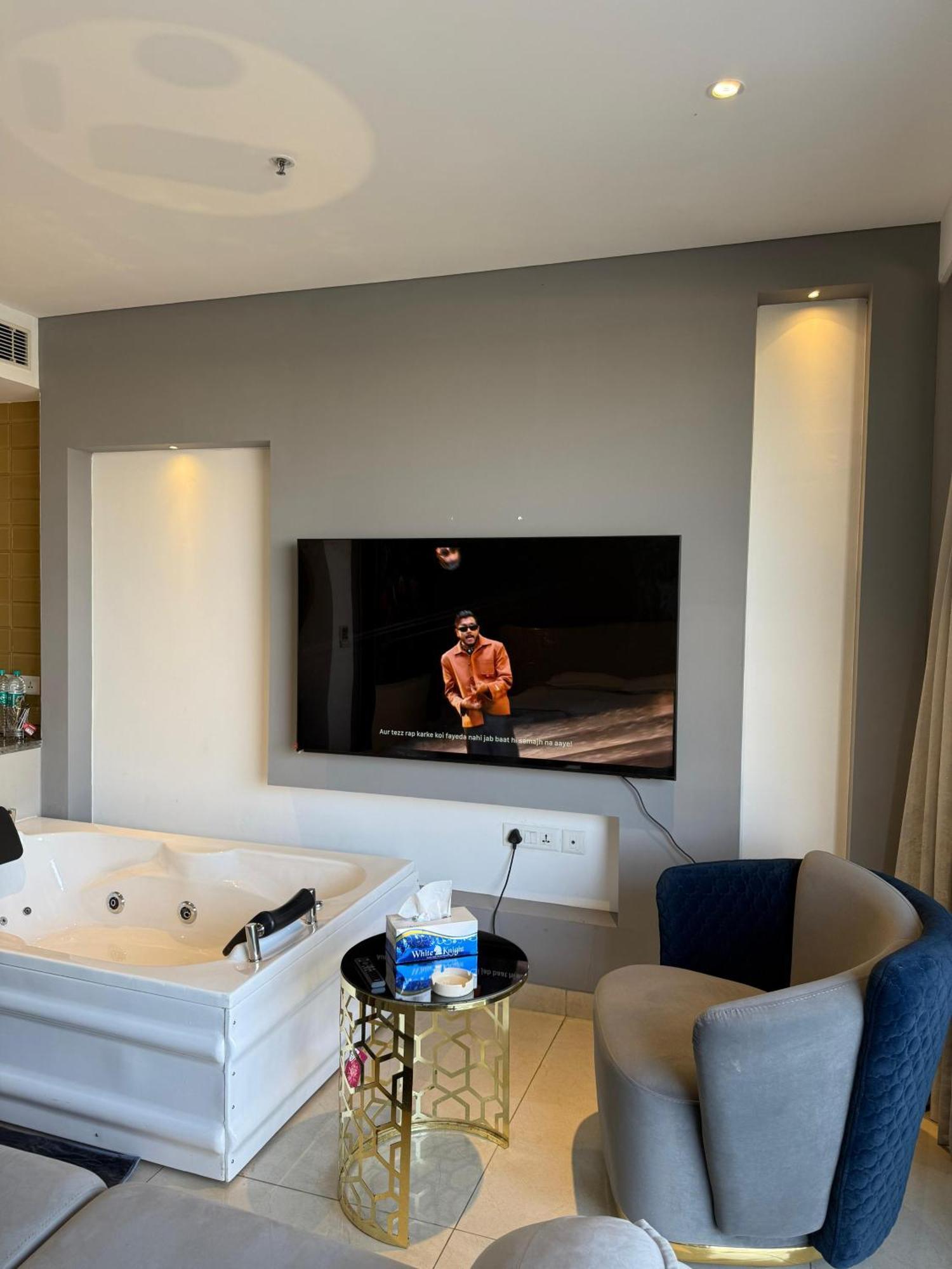 New Private Turkish Luxe Jacuzzi Apartment Gurgaon