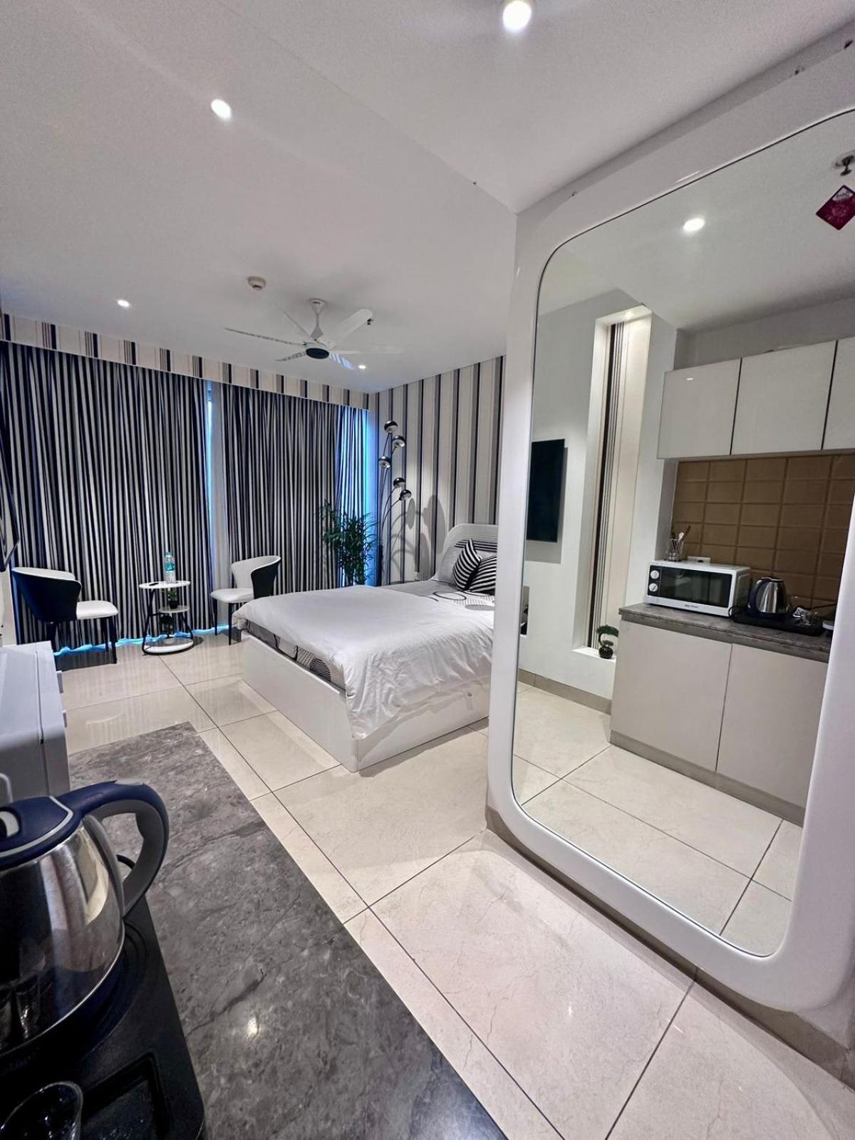 Apartment Zebra Luxe Loft With Patio *