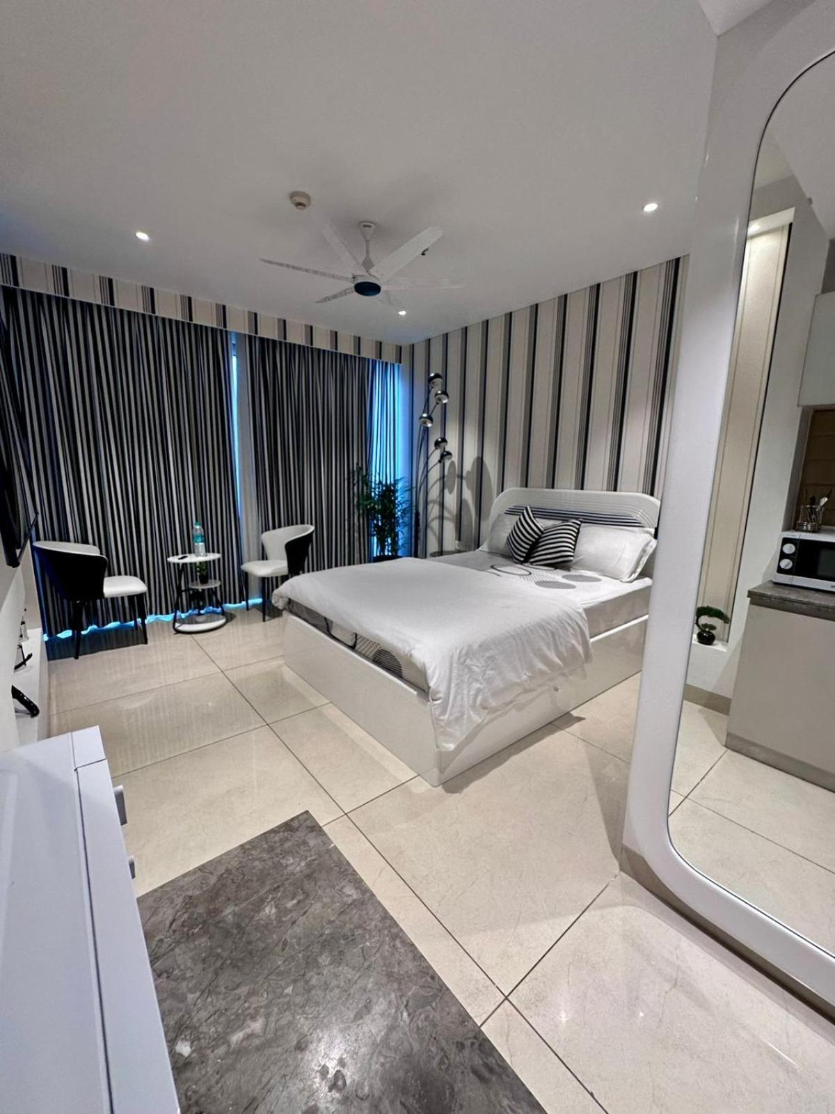 Zebra Luxe Loft With Patio Apartment
