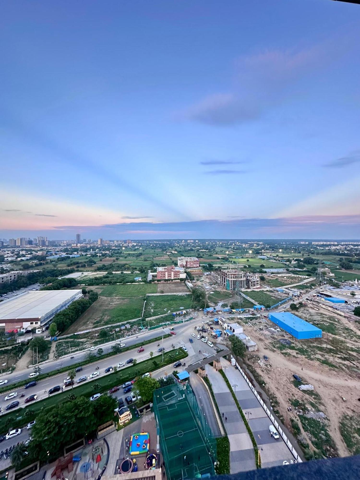 - Private Jacuzzi - Private Balcony Apartment Gurgaon