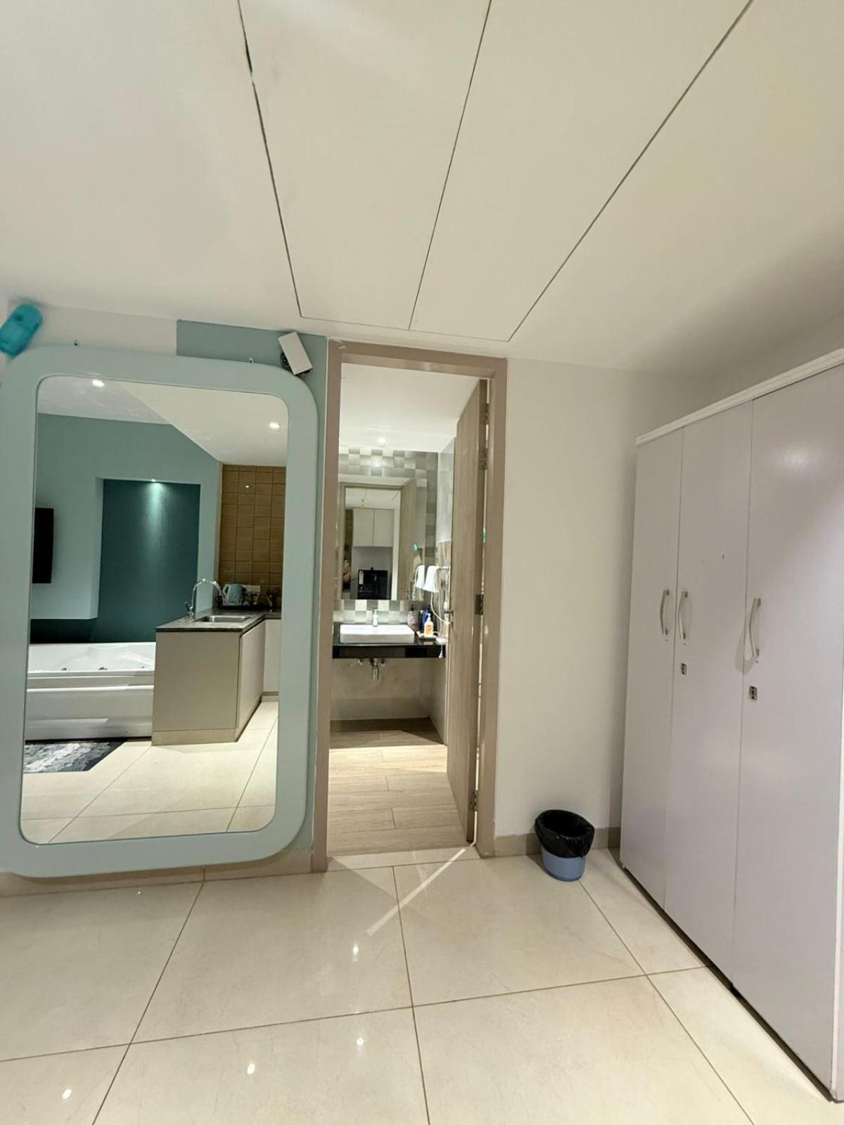 - Private Jacuzzi - Private Balcony *