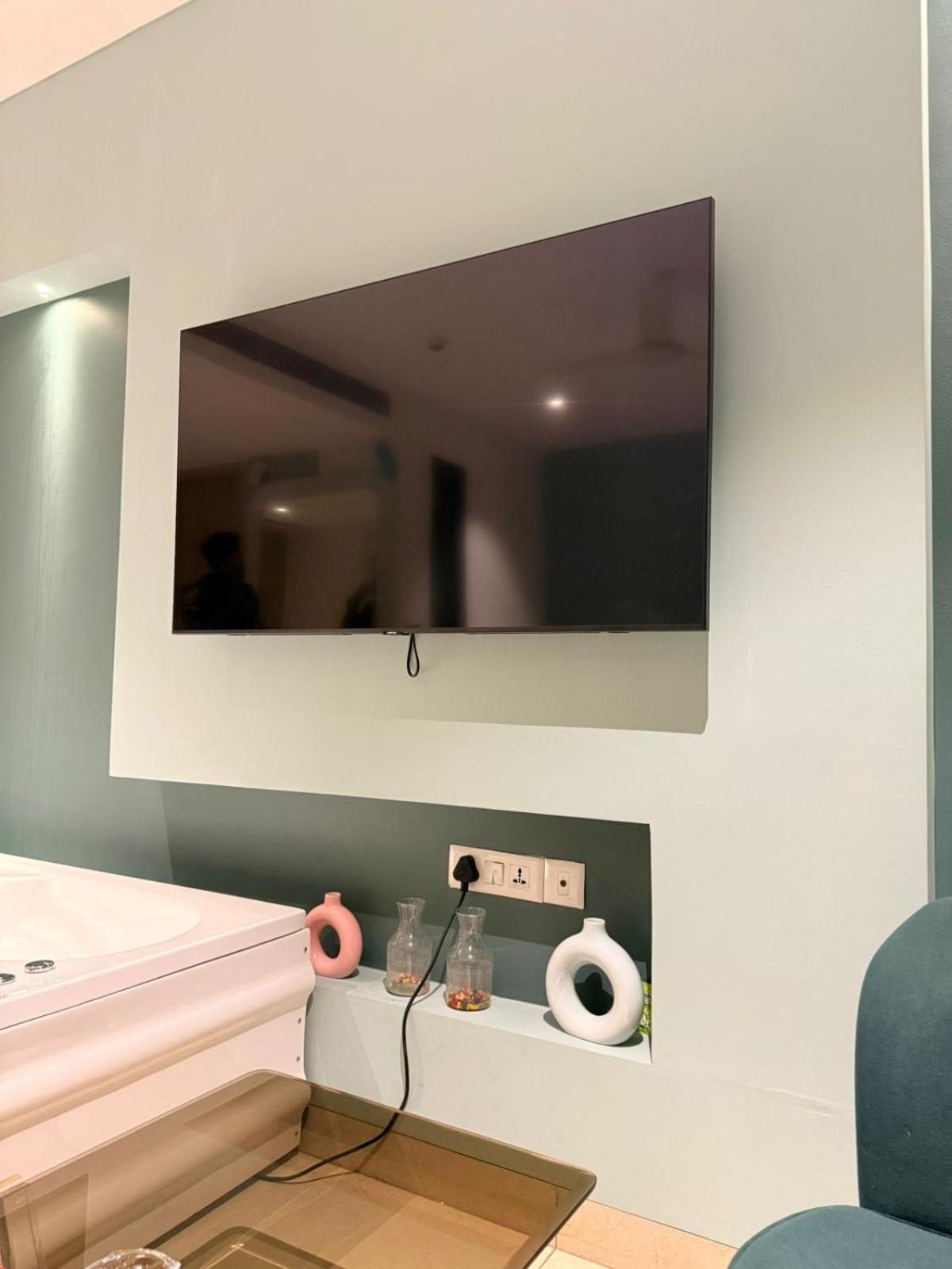 - Private Jacuzzi - Private Balcony Gurgaon