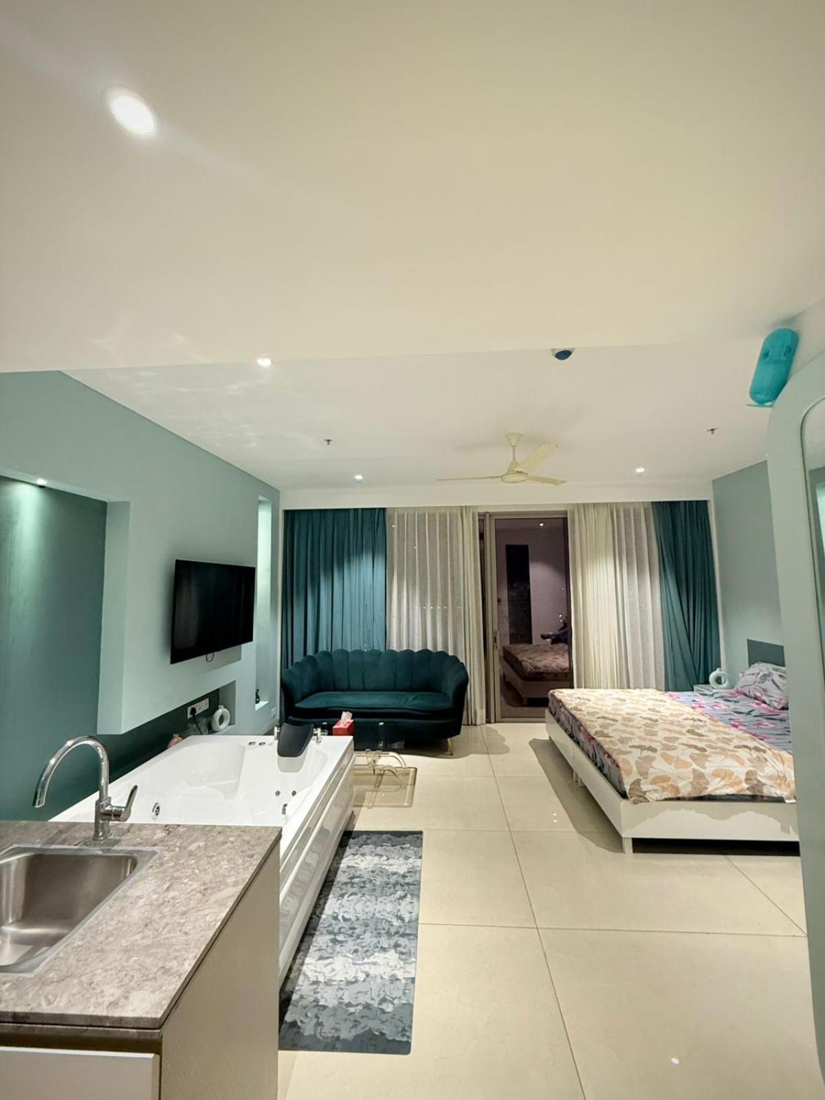 - Private Jacuzzi - Private Balcony