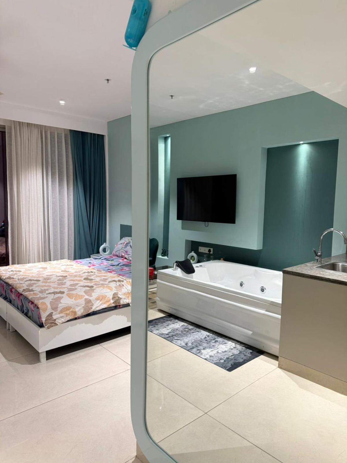 - Private Jacuzzi - Private Balcony *