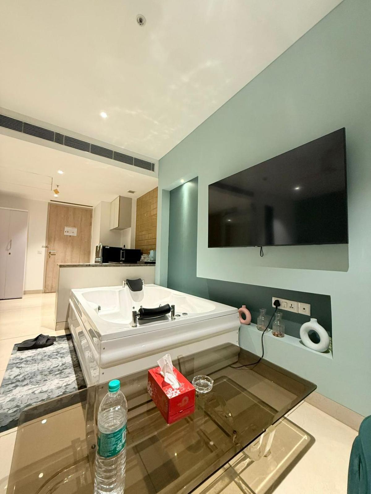 - Private Jacuzzi - Private Balcony Gurgaon