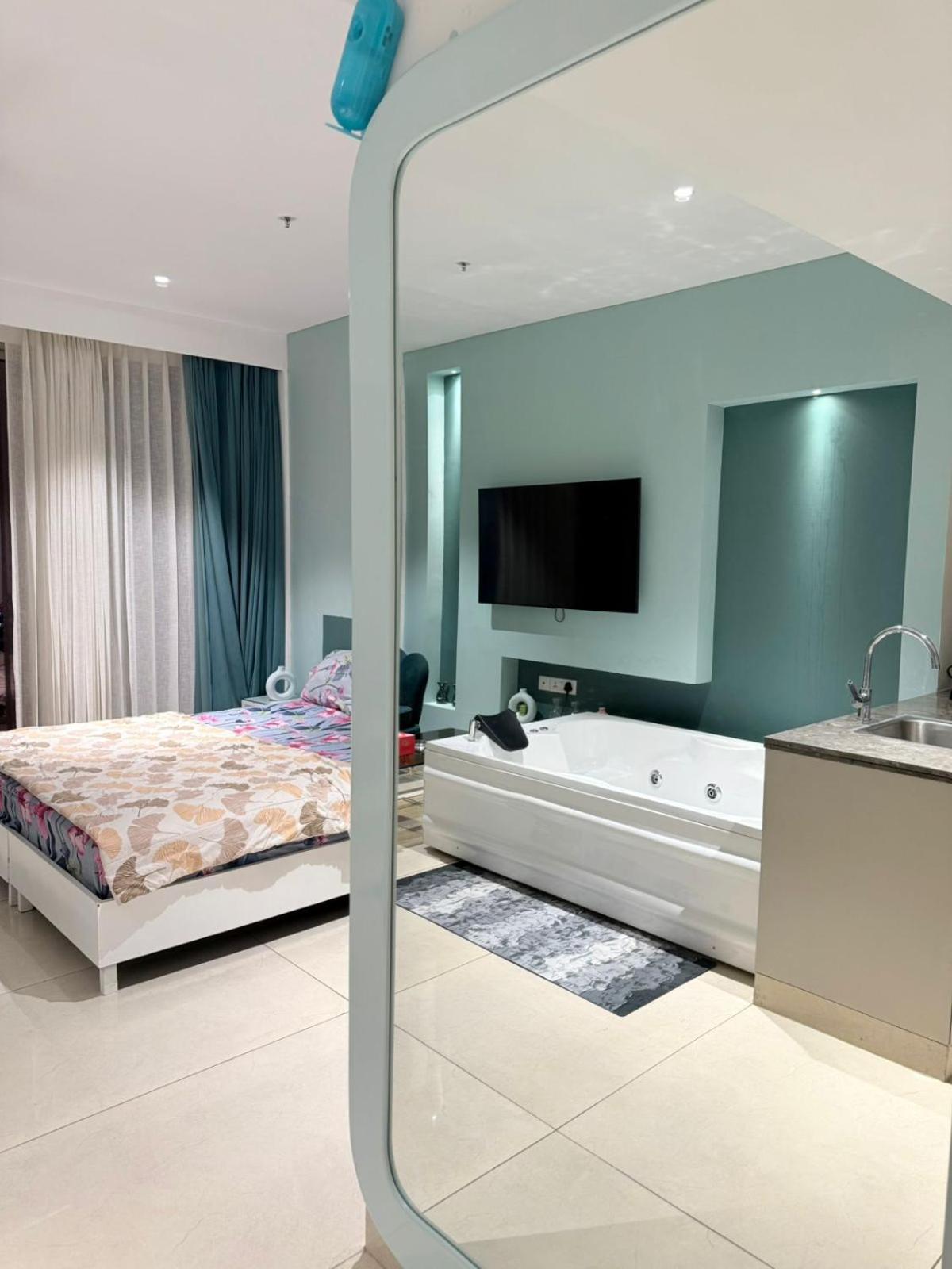 - Private Jacuzzi - Private Balcony Apartment Gurgaon
