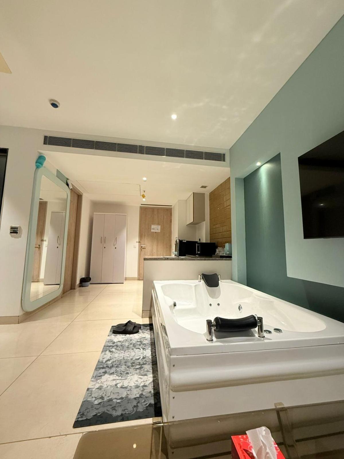 Apartment - Private Jacuzzi - Private Balcony