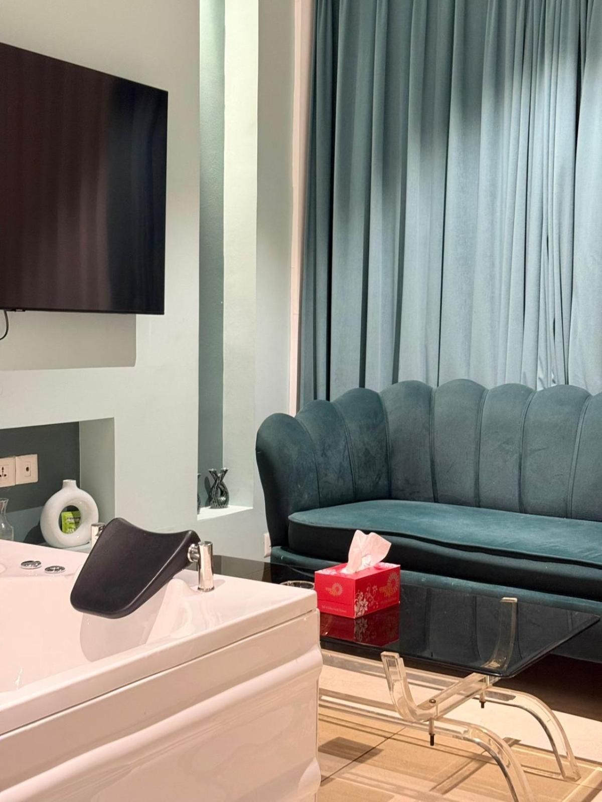 - Private Jacuzzi - Private Balcony Gurgaon