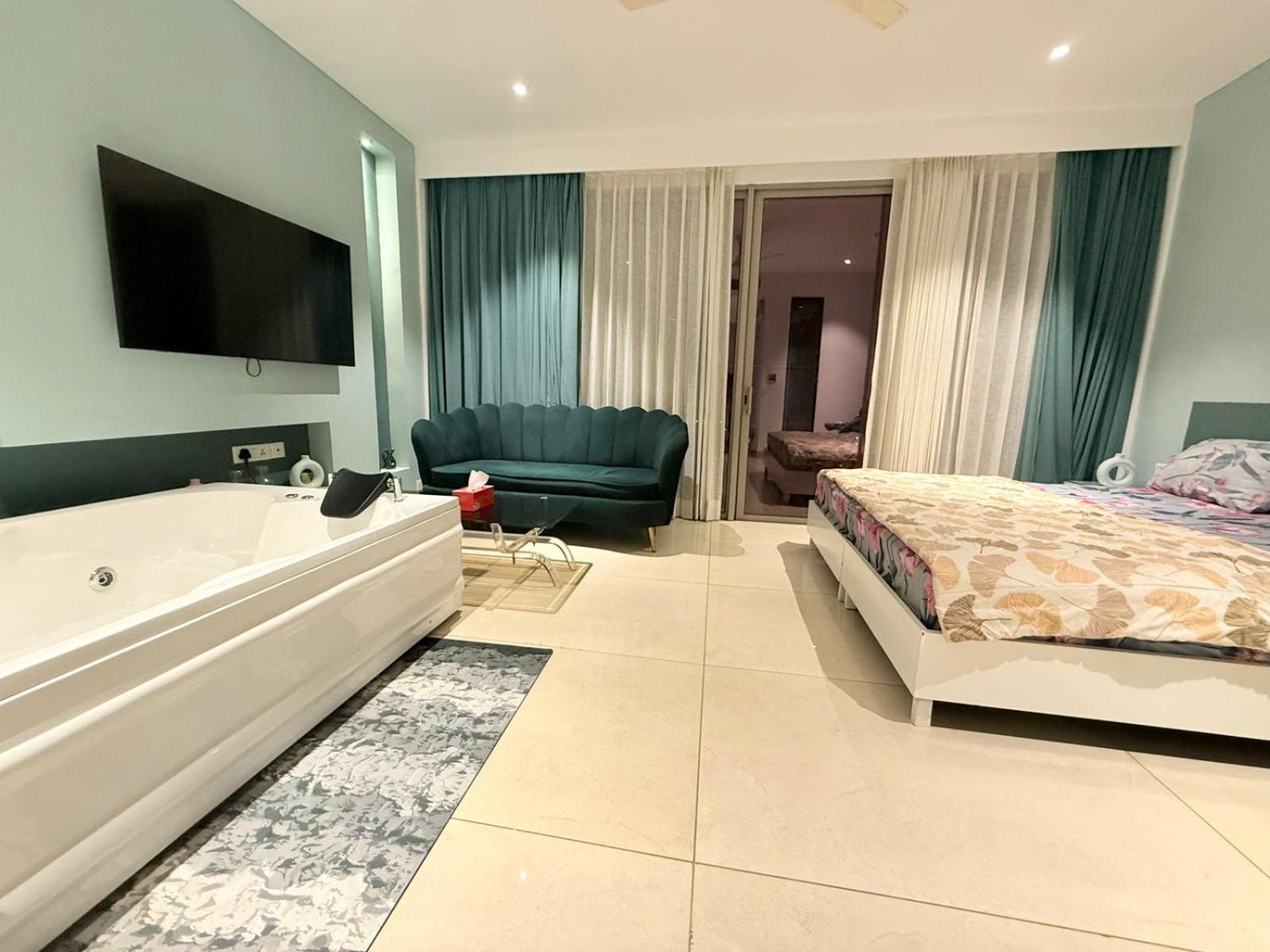 - Private Jacuzzi - Private Balcony *