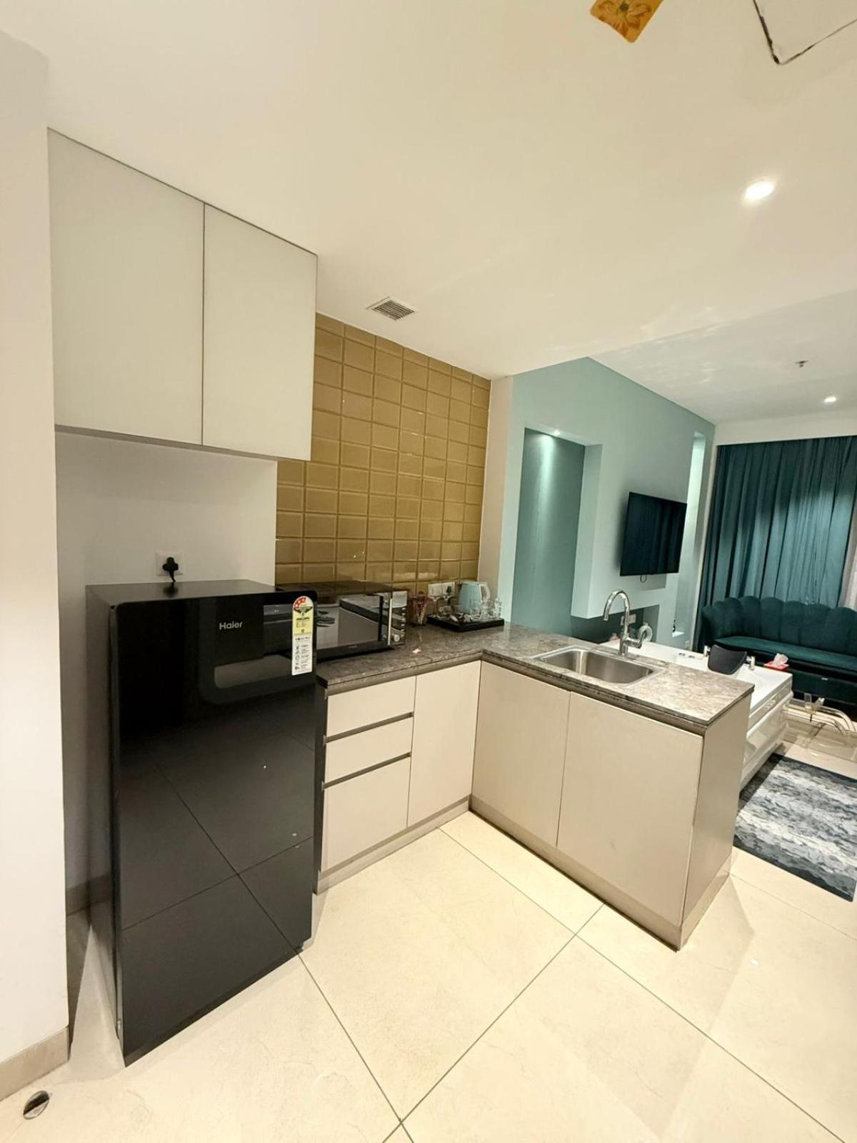 - Private Jacuzzi - Private Balcony Gurgaon