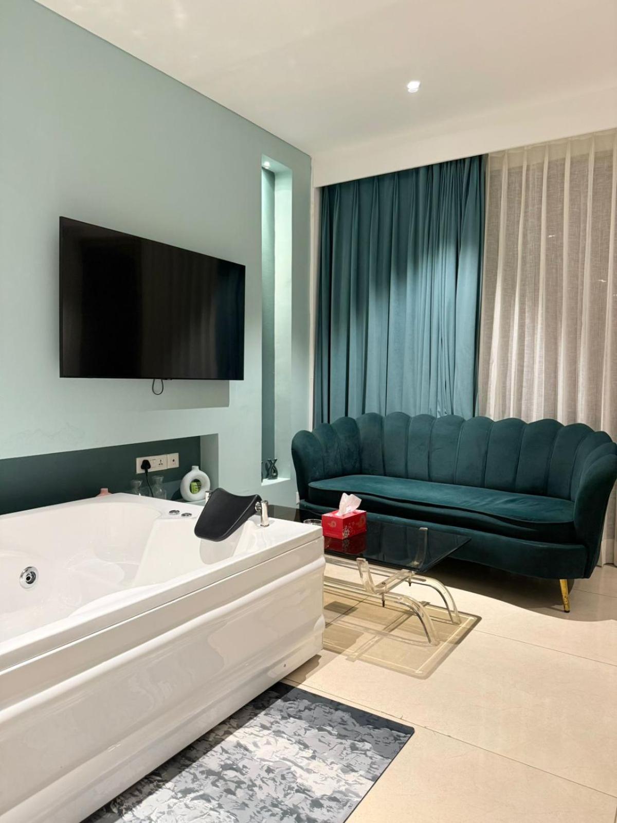 - Private Jacuzzi - Private Balcony Apartment *
