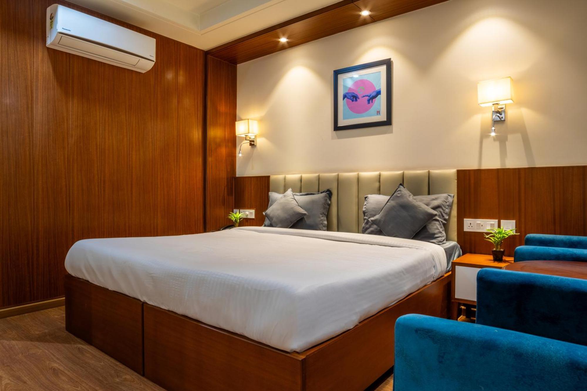 Housr Sector 42 Hotel *