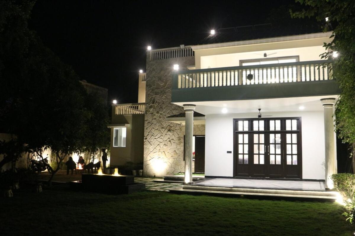 Amarna- The Lux With Pool Near Delhi Gurgaon