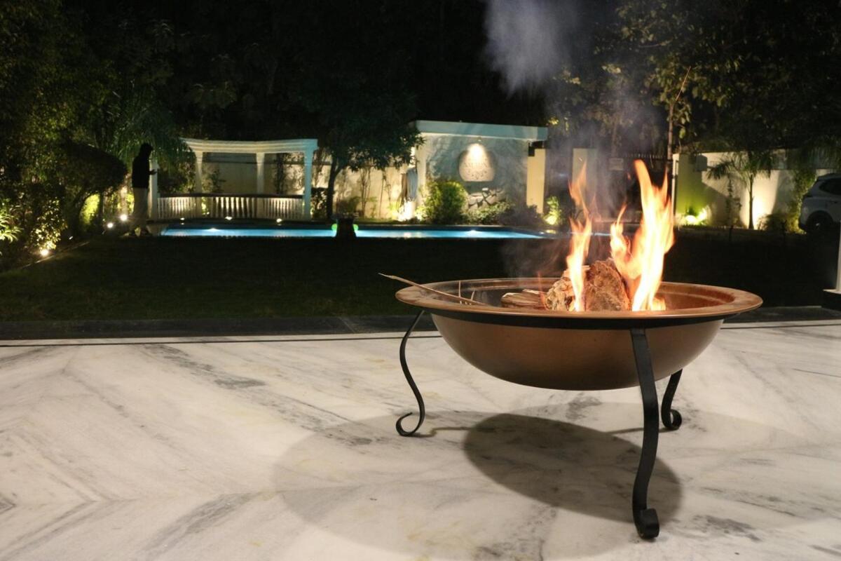 Amarna- The Lux With Pool Near Delhi Gurgaon
