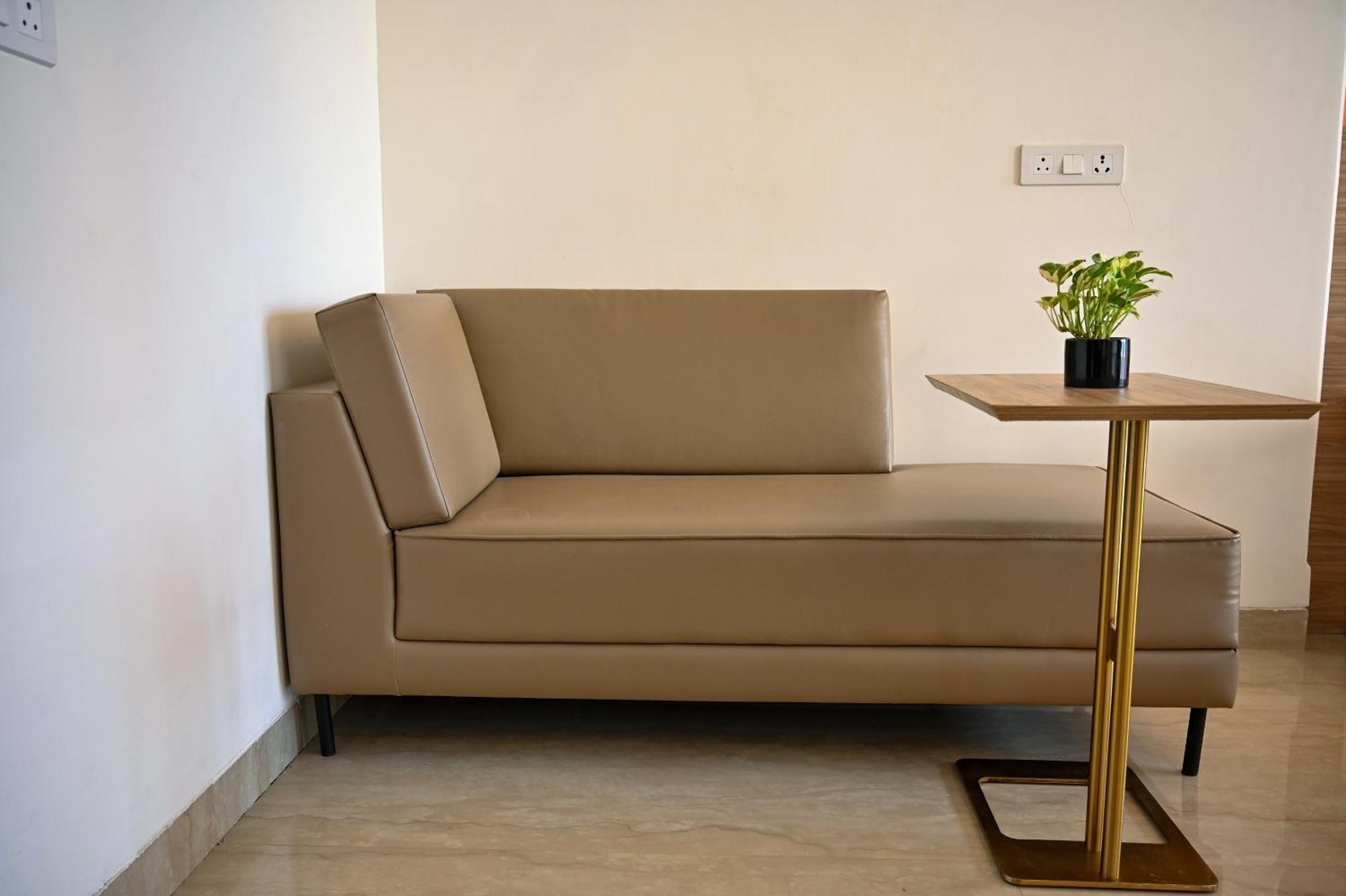 Alivaa Gurugram Sohna Road Center 4*