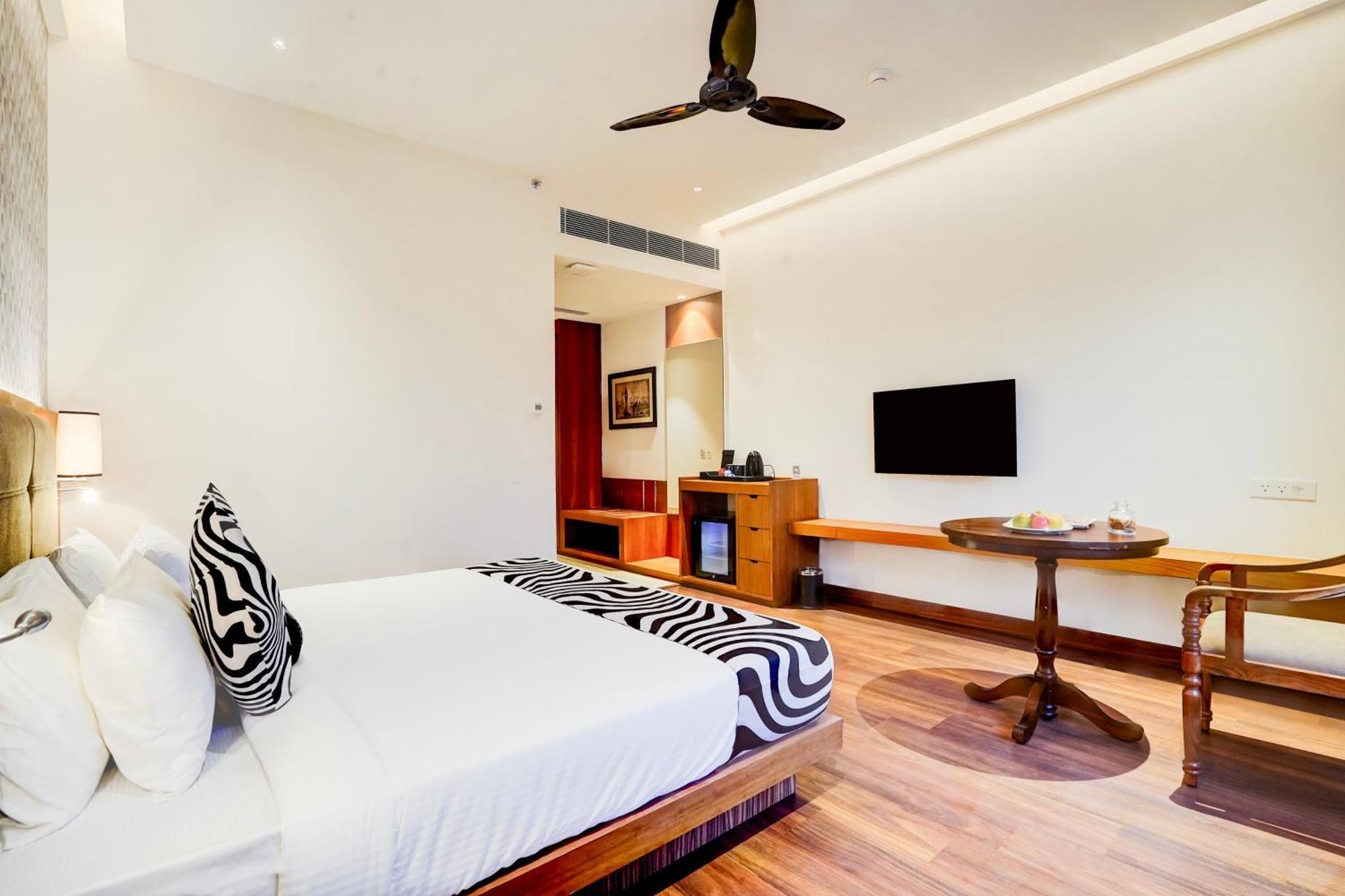 Sunday And Hotel