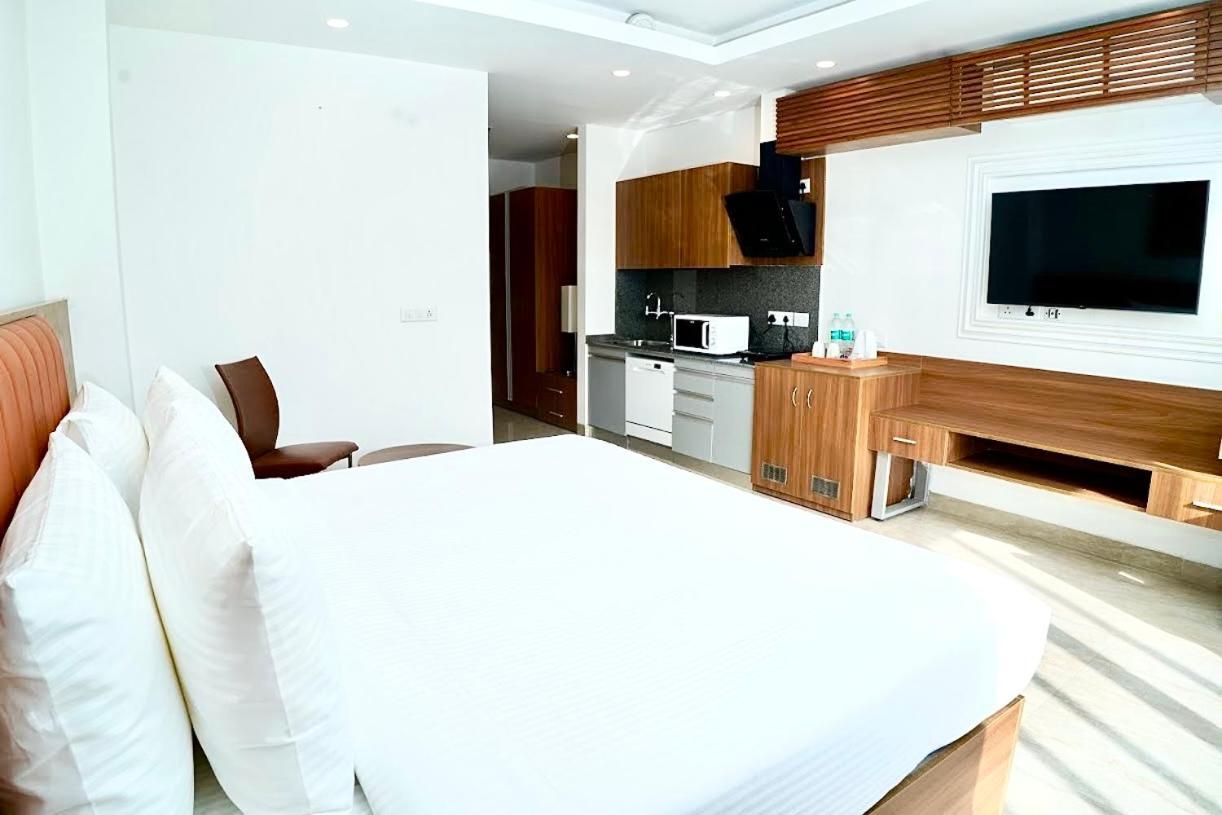 Alivaa Gurugram Sohna Road Center 4*
