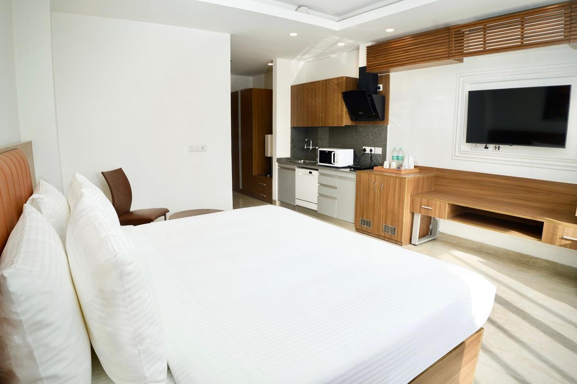 Hotel Alivaa Gurugram Sohna Road Center 4*
