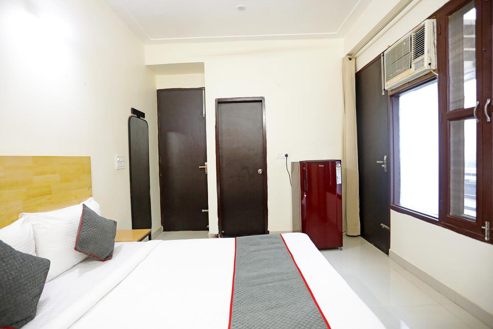 Super Townhouse Cloud Bay, Near Genpact, Sector-69, Hotel