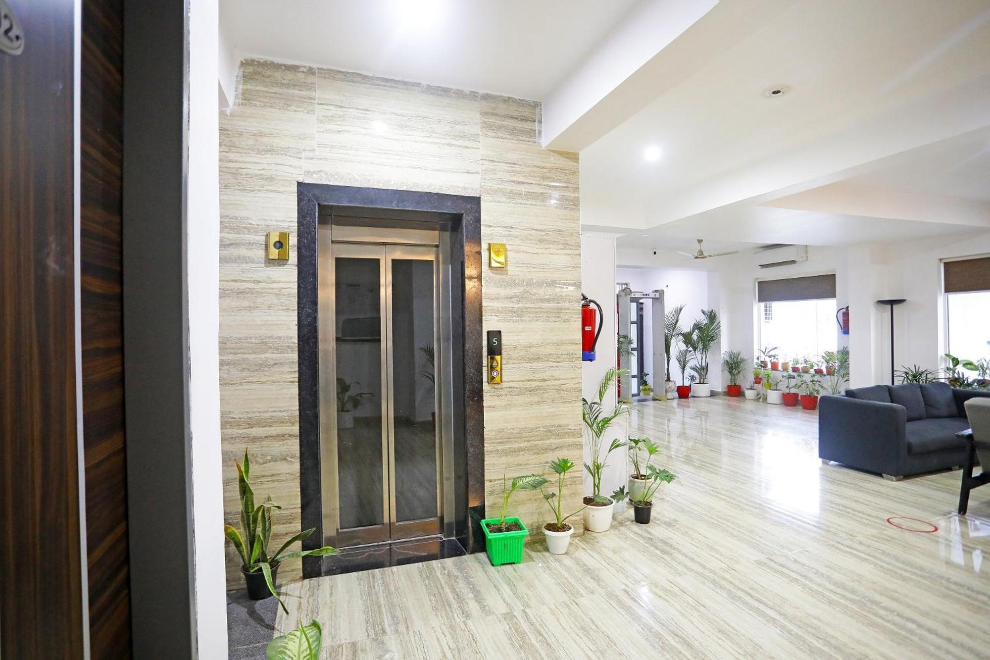 Hotel Super Townhouse Cloud Bay, Near Genpact, Sector-69, Gurgaon